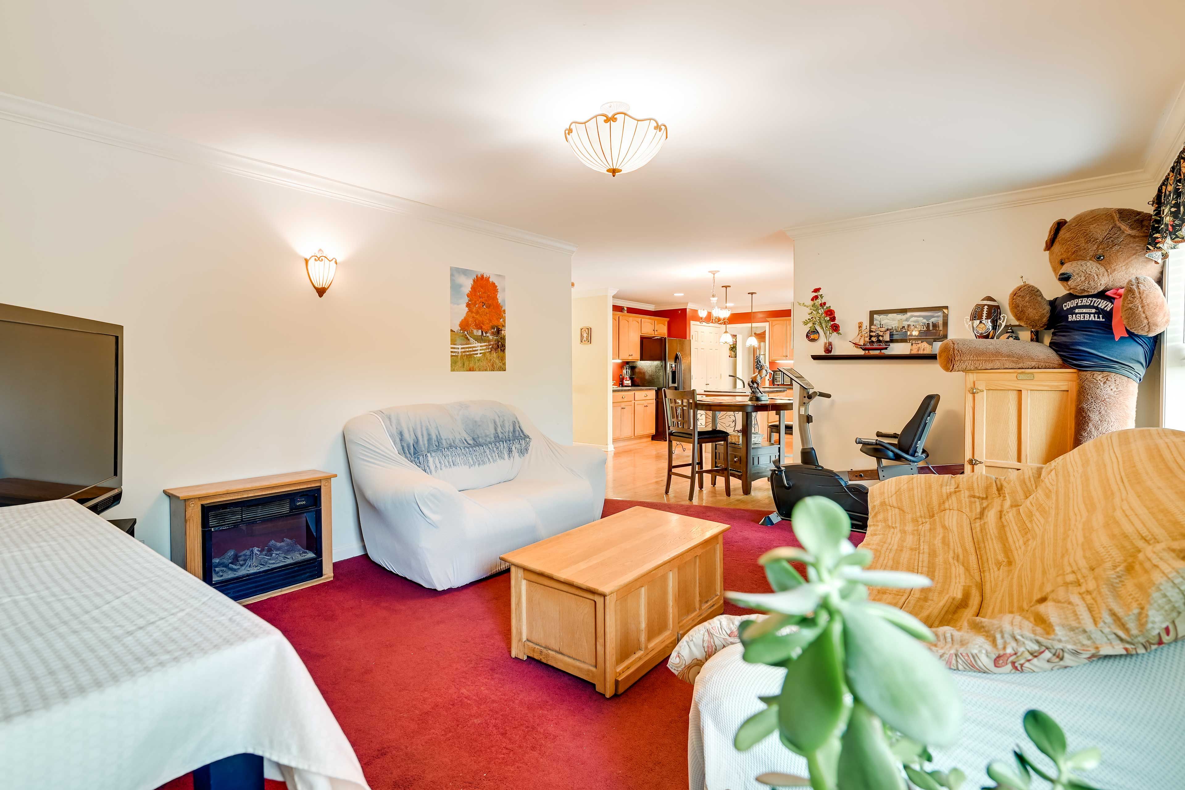 Living Room | Smart TV | Central A/C | 3 Electric Fireplaces | Dog Kennel