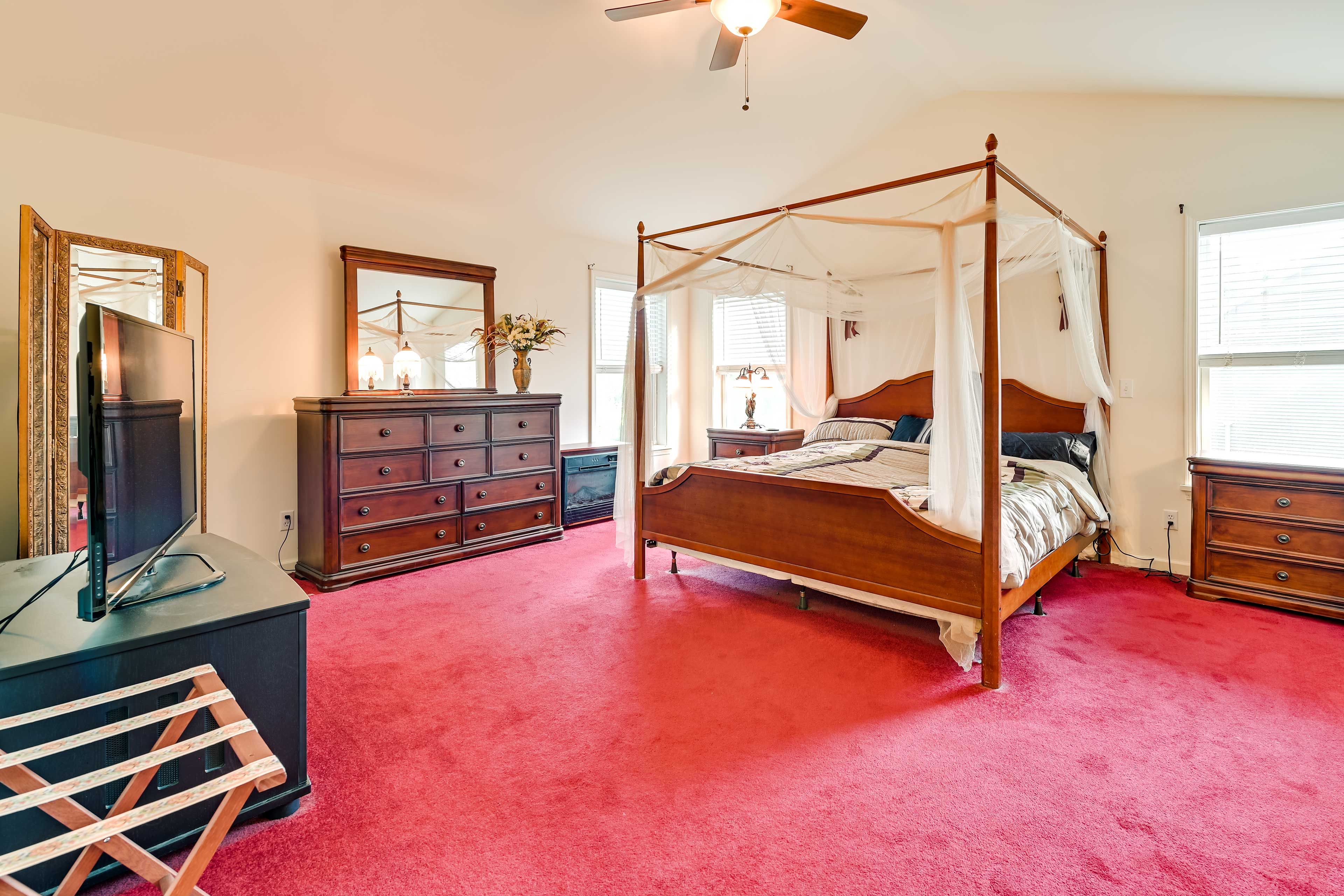 Bedroom Suite | 2nd Floor | King Bed | Linens Provided | Smart TV