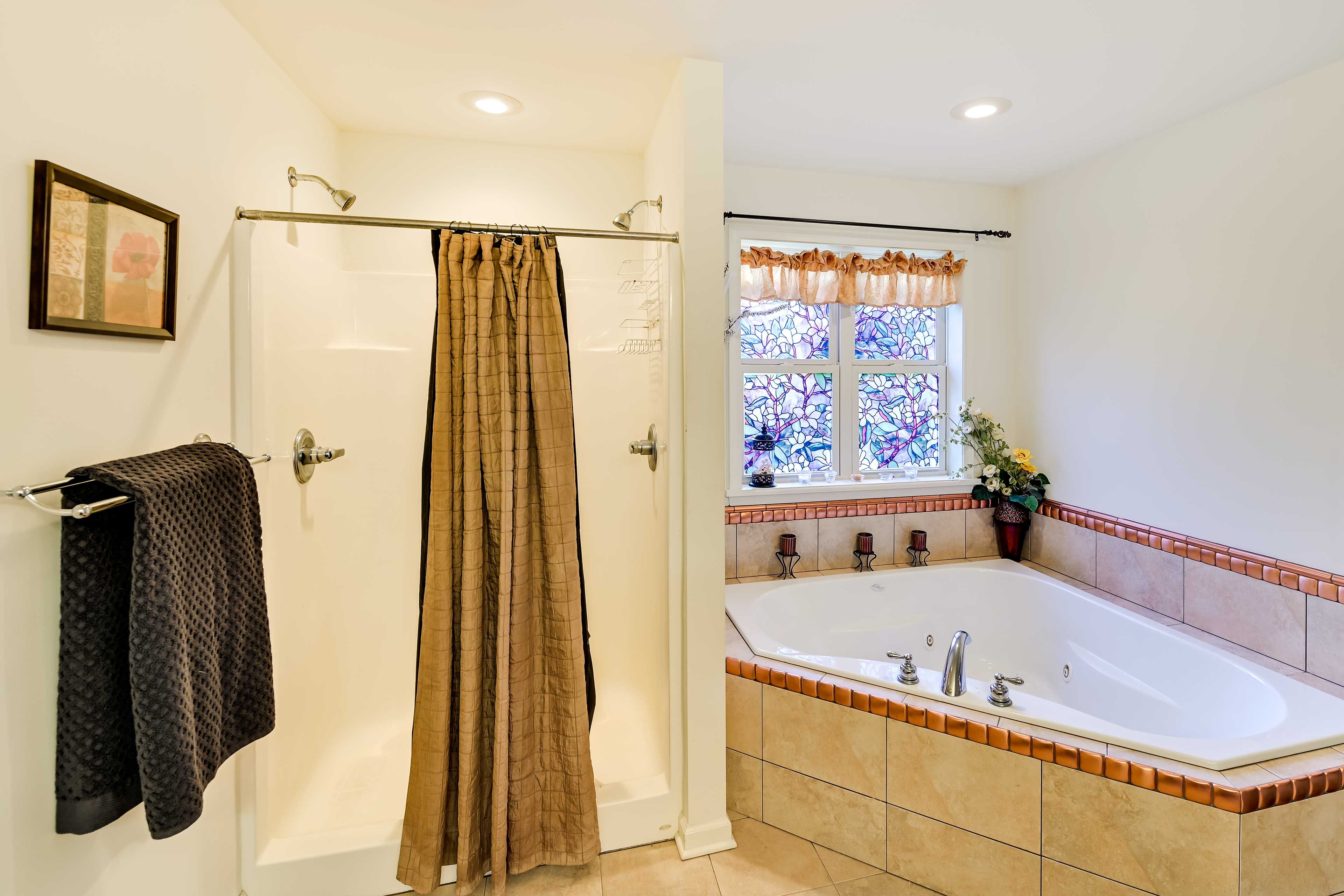 En-Suite Bathroom | Jetted Tub | Hair Dryer | Towels Provided