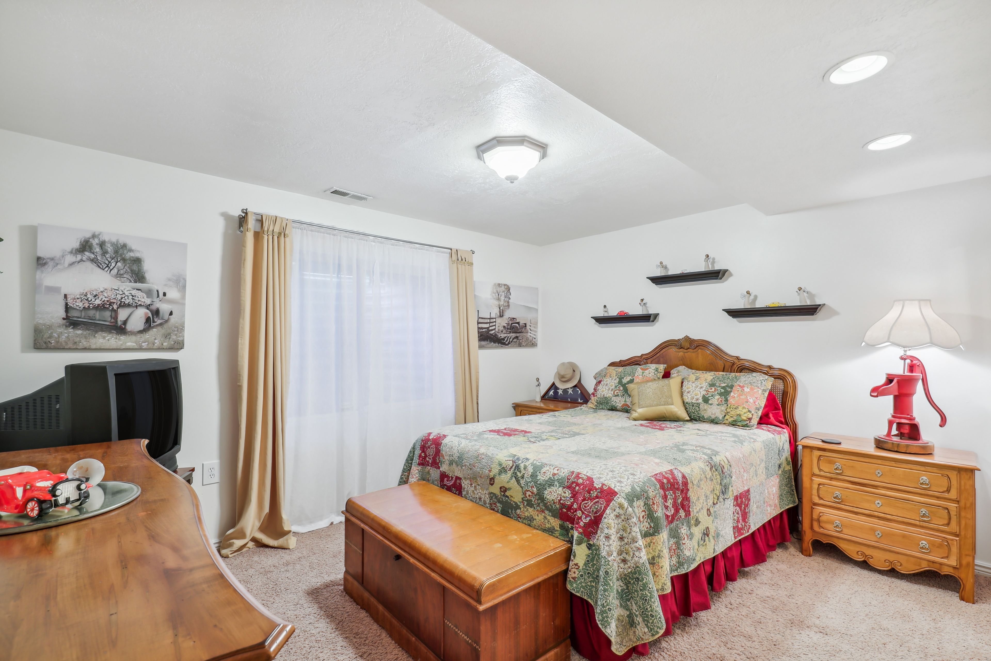 Bedroom | Queen Bed