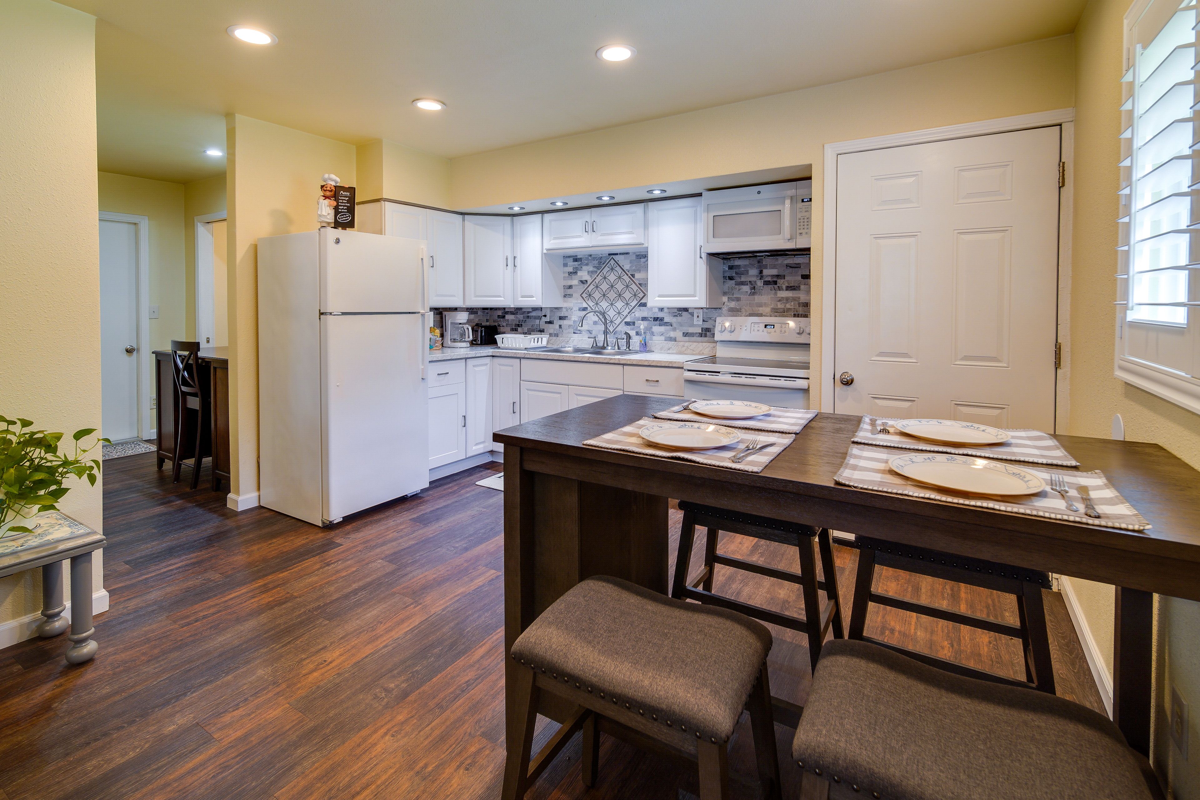 Dining Area | Dining Table | Dishware/Flatware