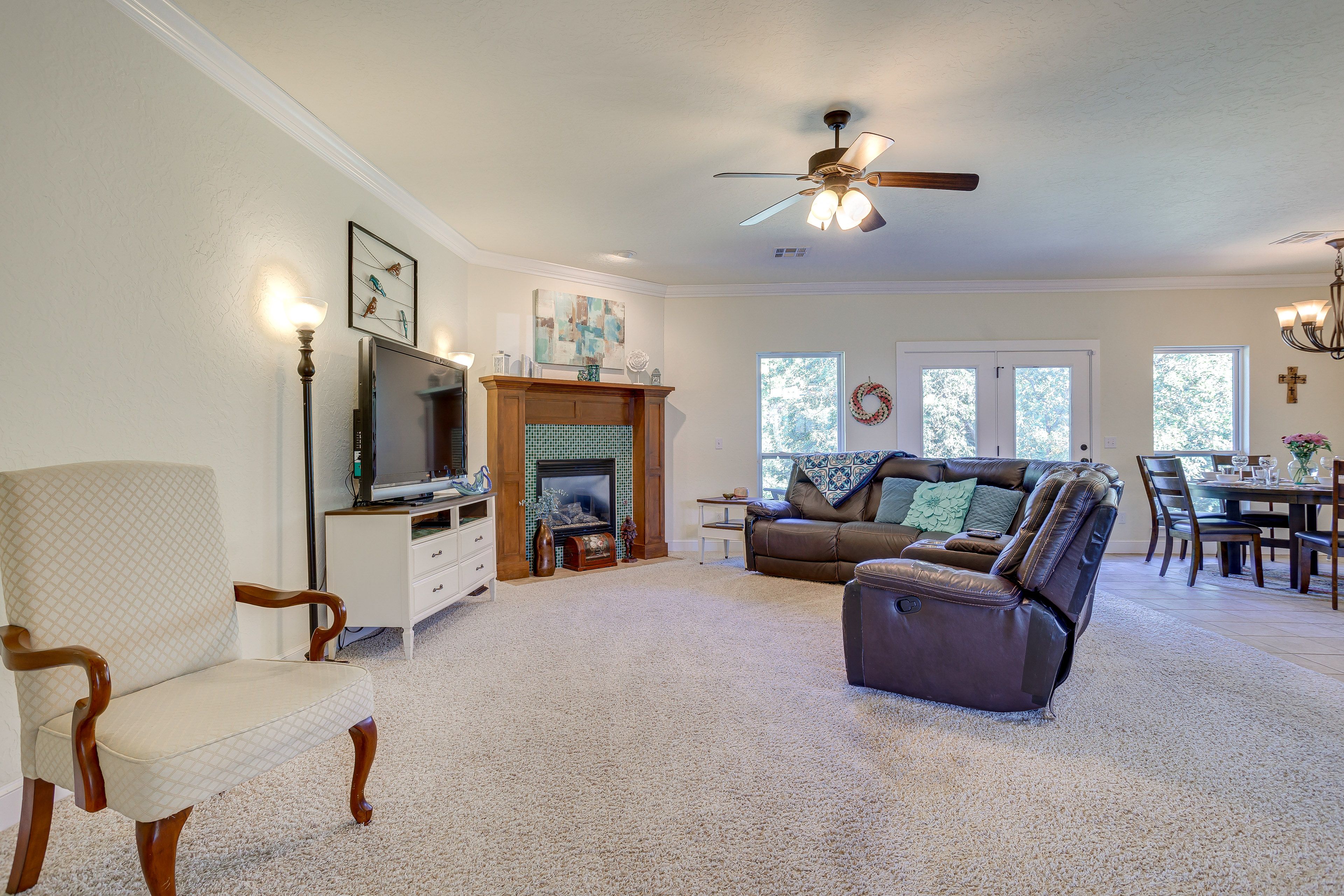 Living Room | Smart TV | Gas Fireplace | Recliner Sofa