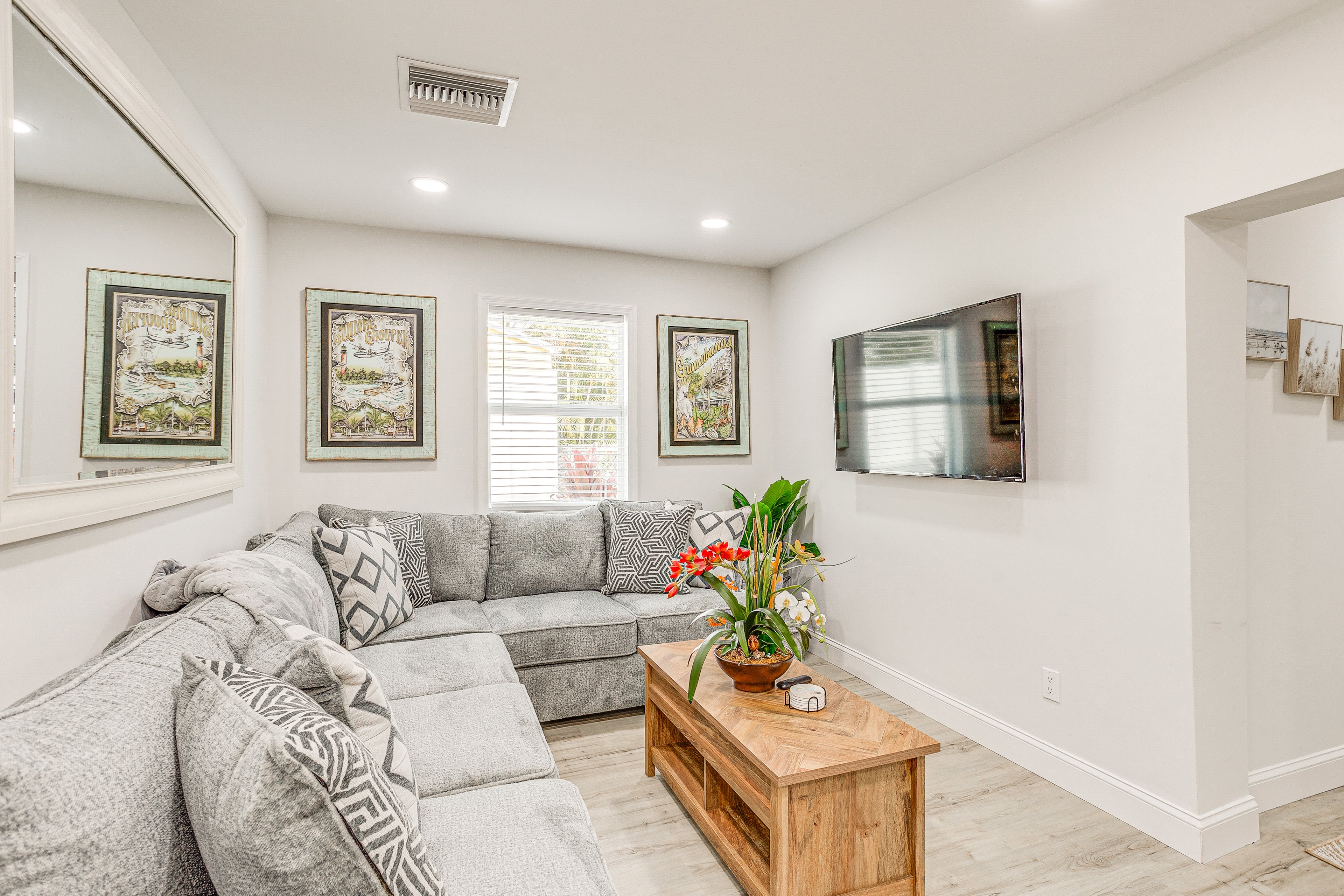 Living Room | Smart TV w/ Cable | Central A/C | Free WiFi | Pack 'n Play