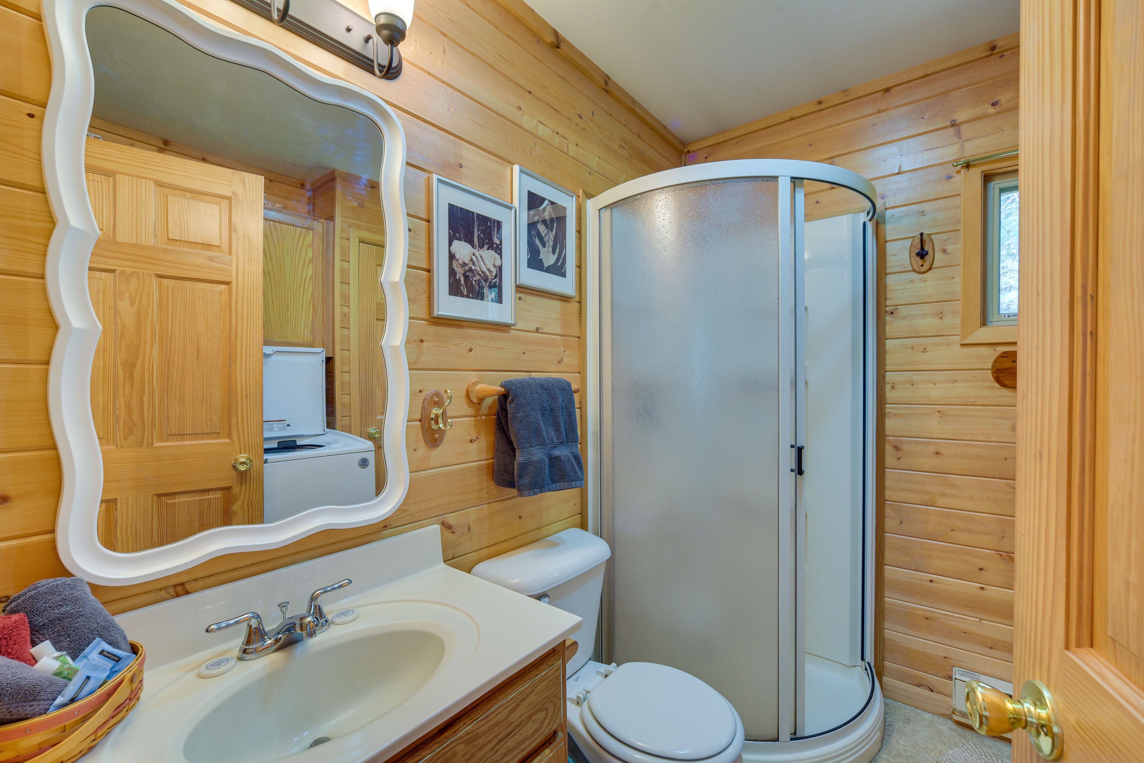 Full Bath | Complimentary Toiletries | Towels Provided