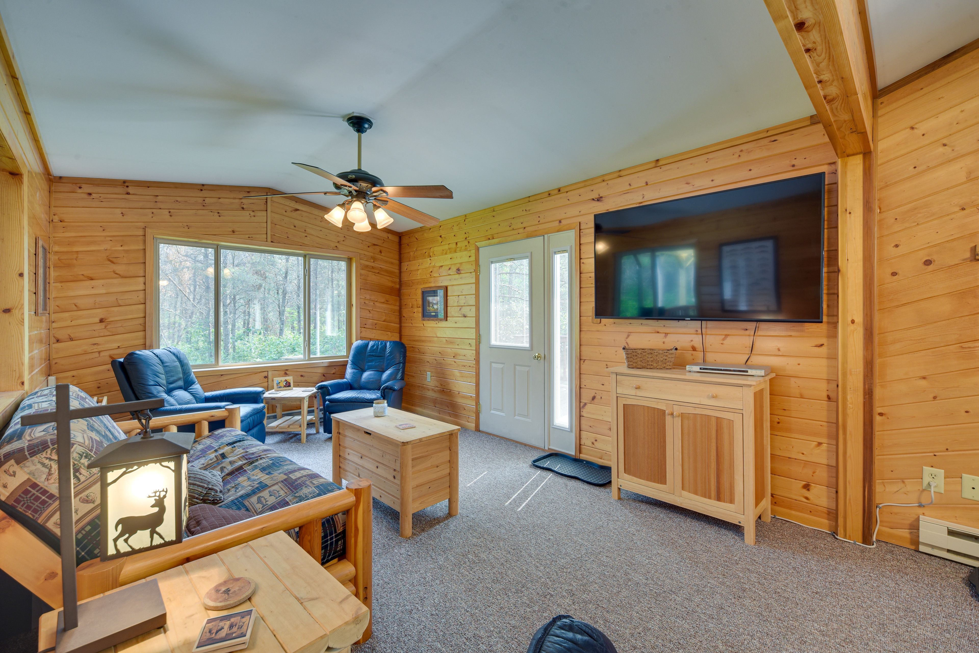Living Room | Free WiFi | Smart TV | Window A/C Unit