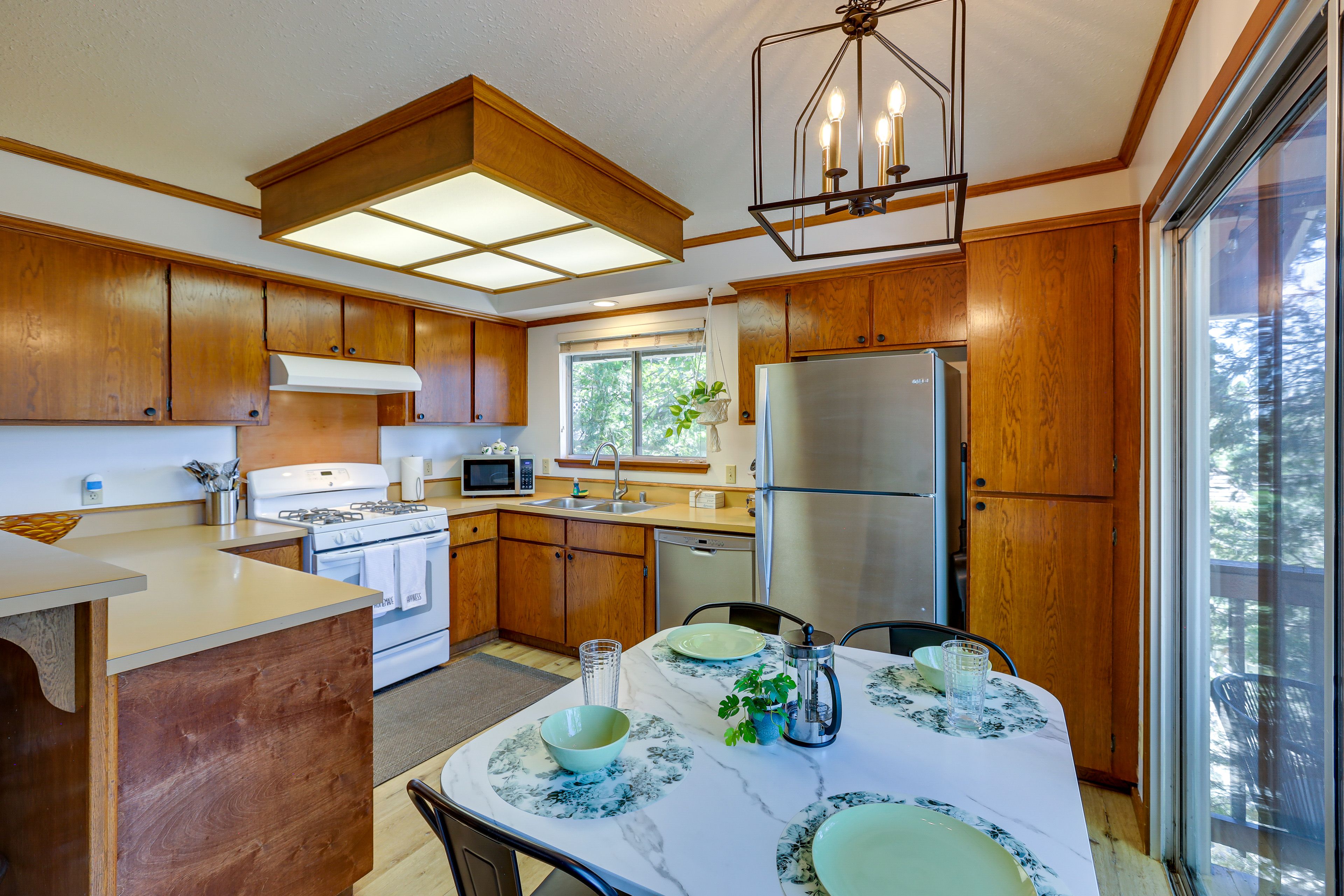 Dining Area | Dishware & Flatware Provided