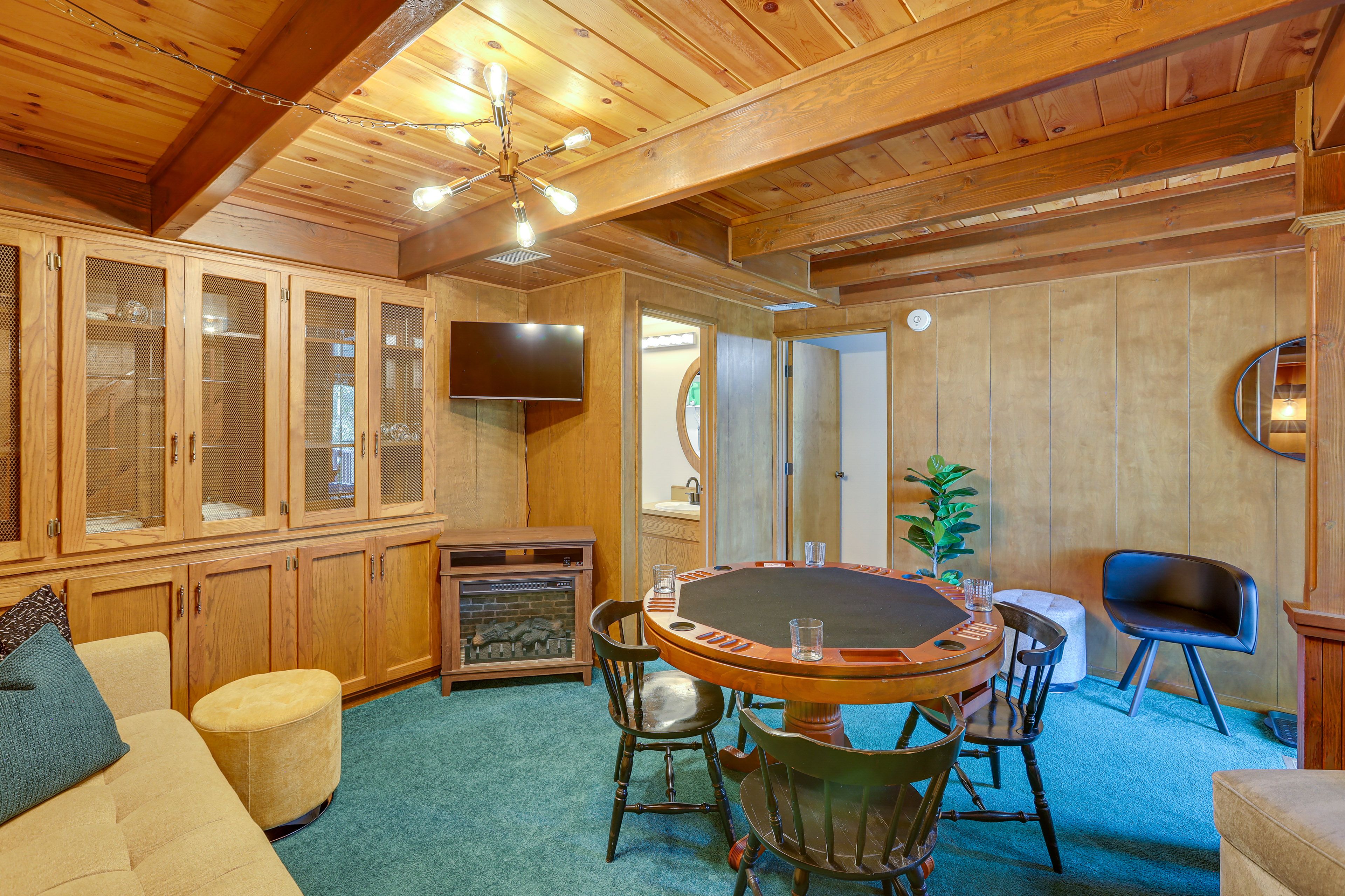Game Room | Smart TV | Poker Table | Bumper Pool Table