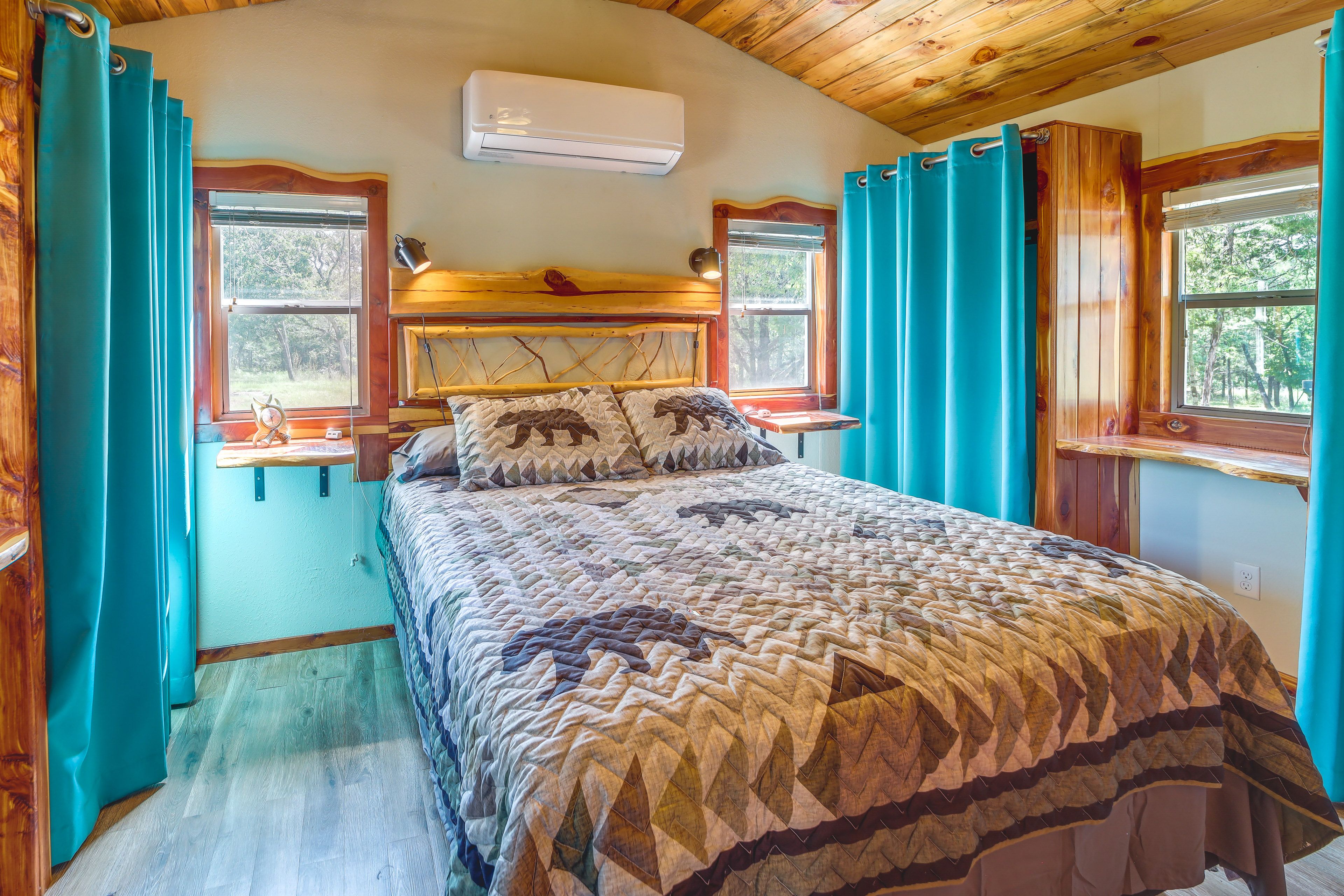 Bedroom | Queen Bed