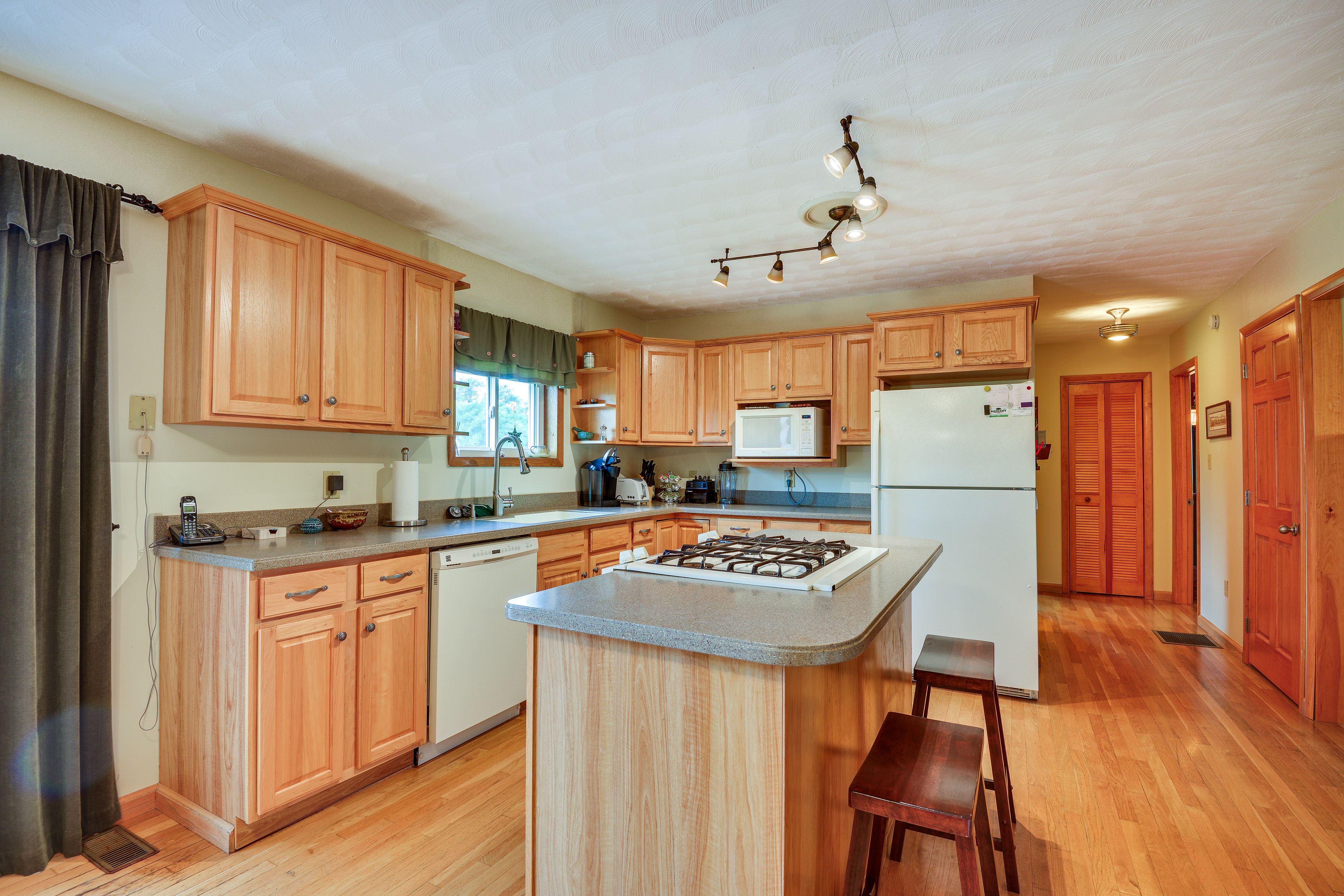 Kitchen | Cooking Basics | Coffee Maker | Paper Towels/Trash Bags Provided