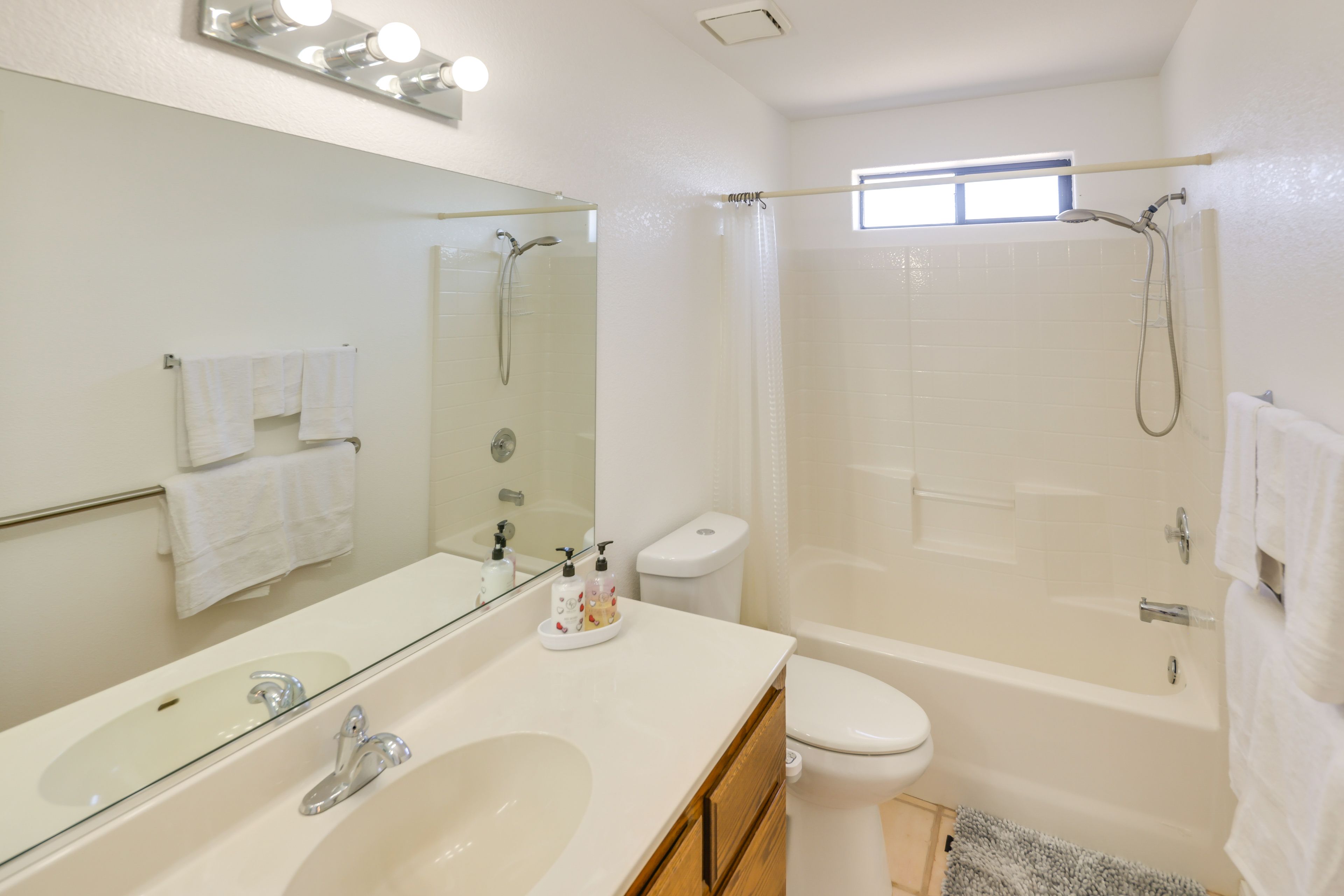 Full Bath | Towels Provided