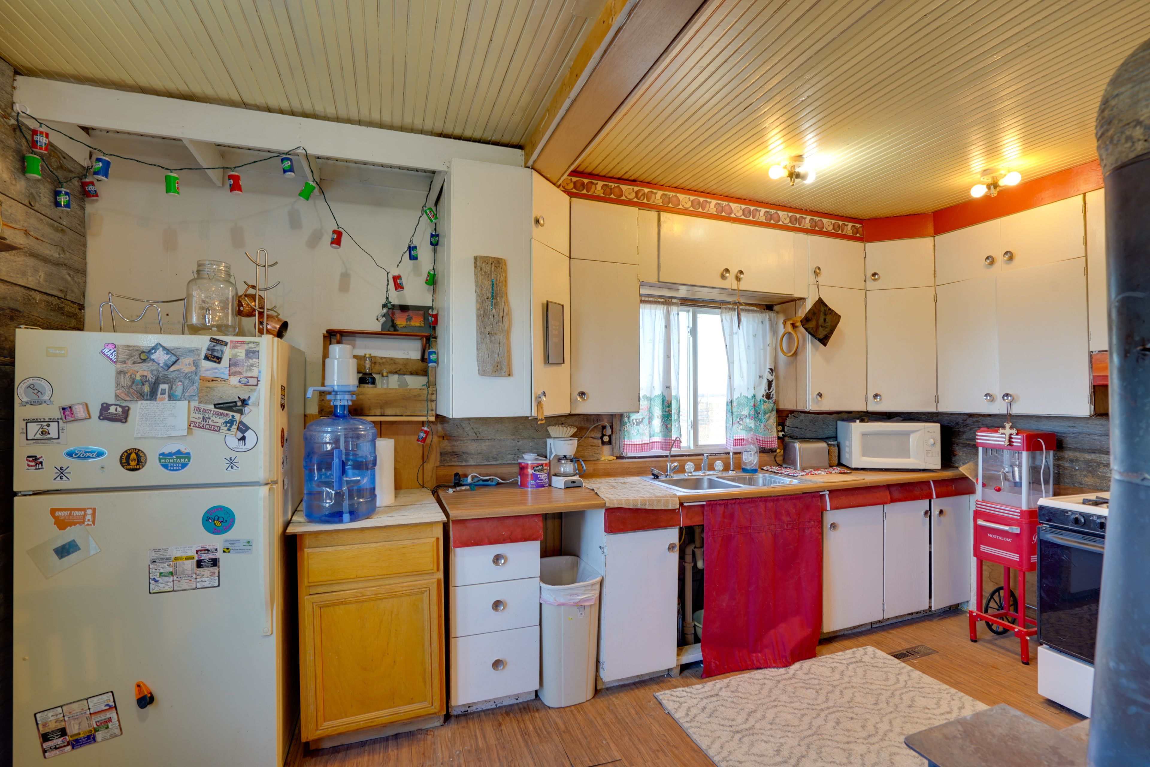 Kitchen | 1st Floor | Trash Bags & Paper Towels