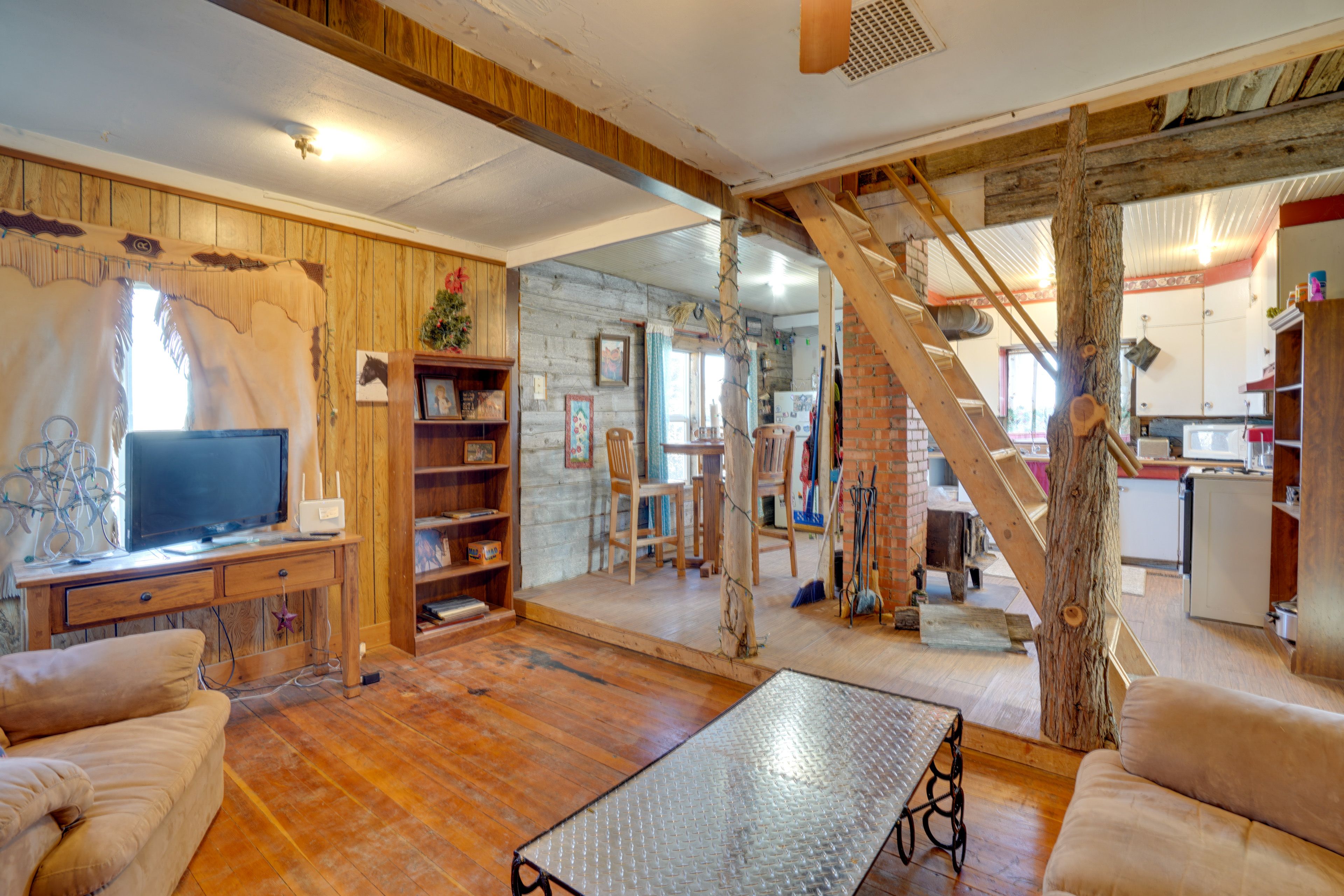 Living Room | 1st Floor | Free WiFi