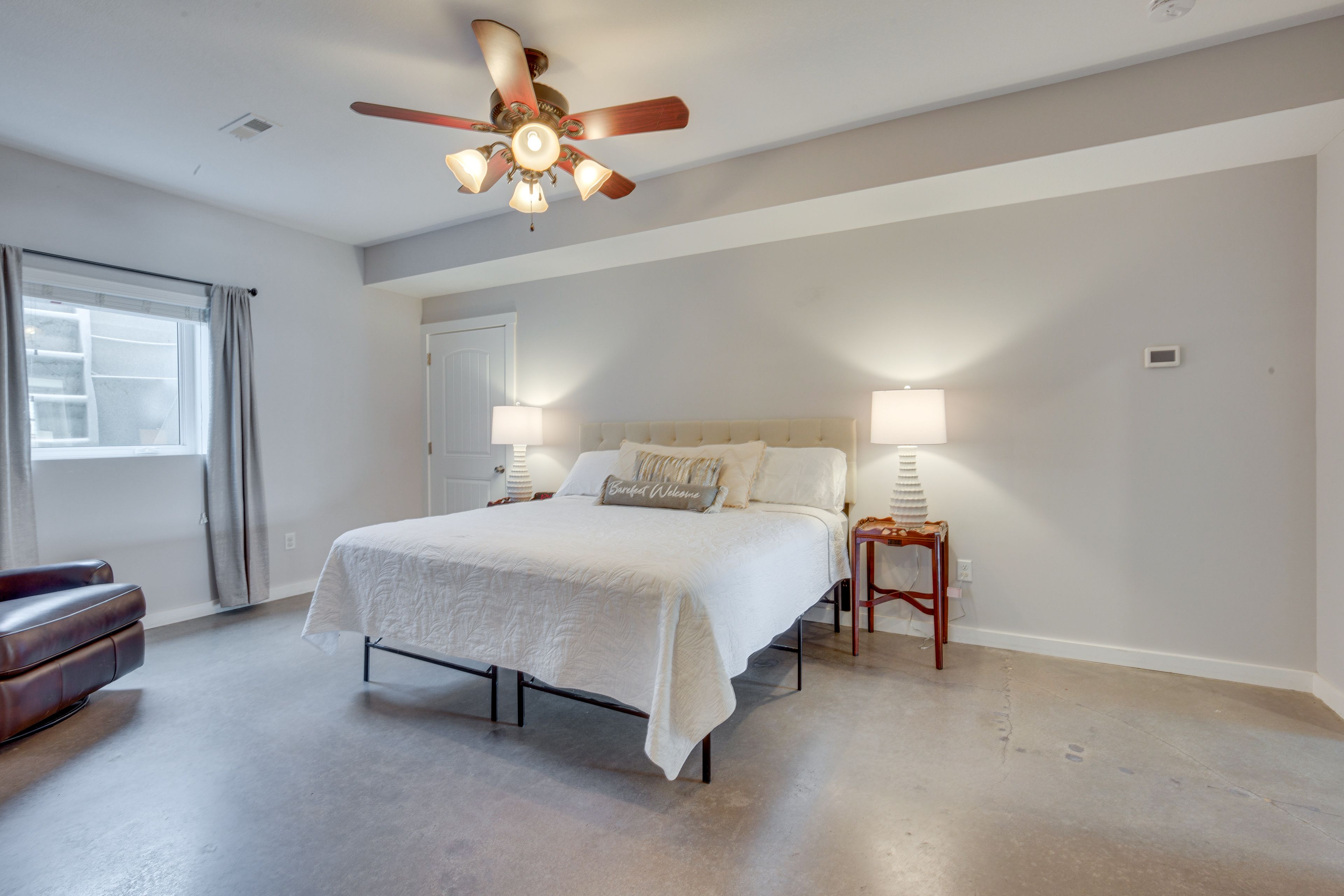 Bedroom | King Bed | Flat-Screen TV