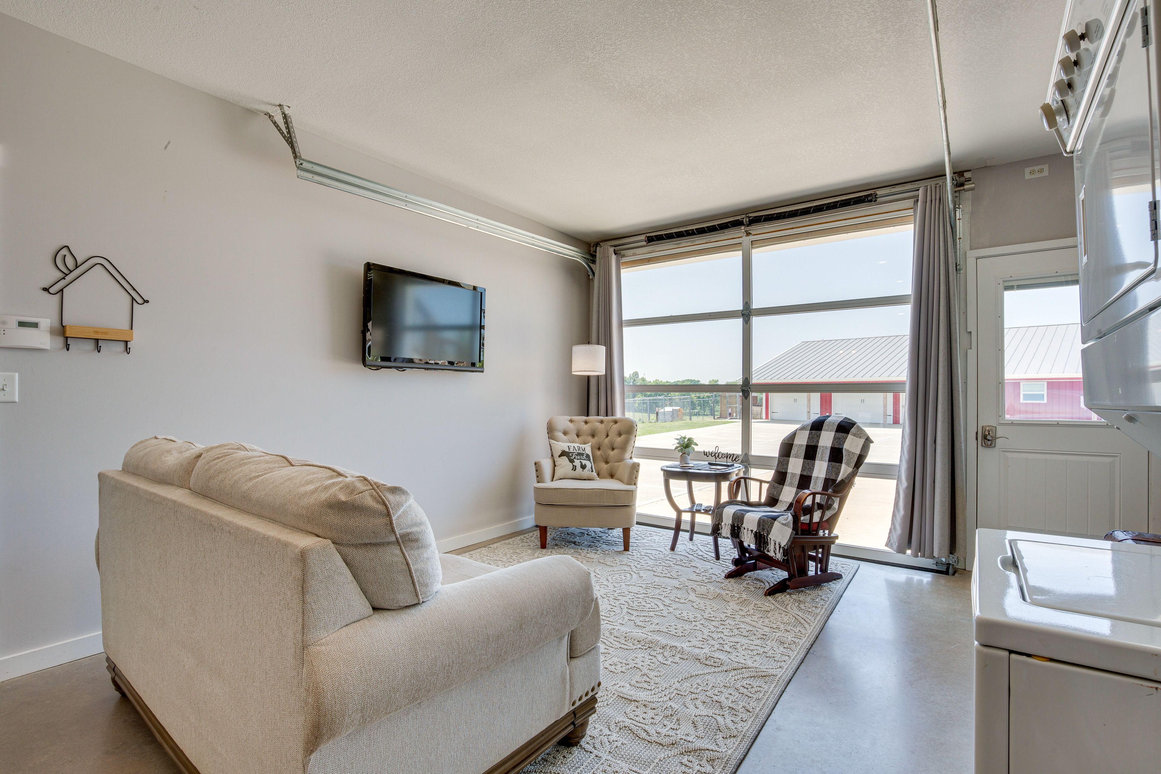 Living Room | Flat-Screen TV | Washer/Dryer