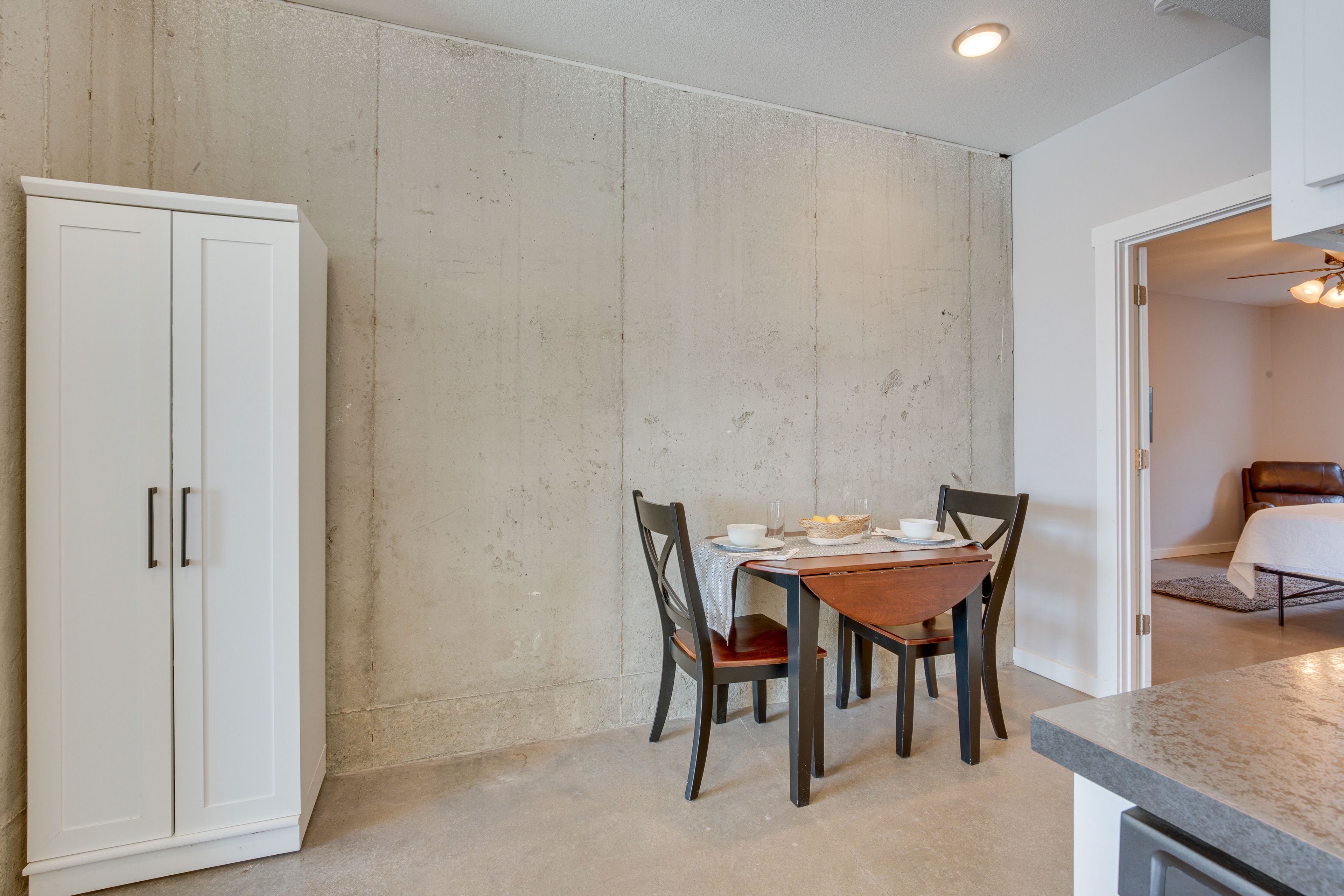 Dining Table | Dishware Provided
