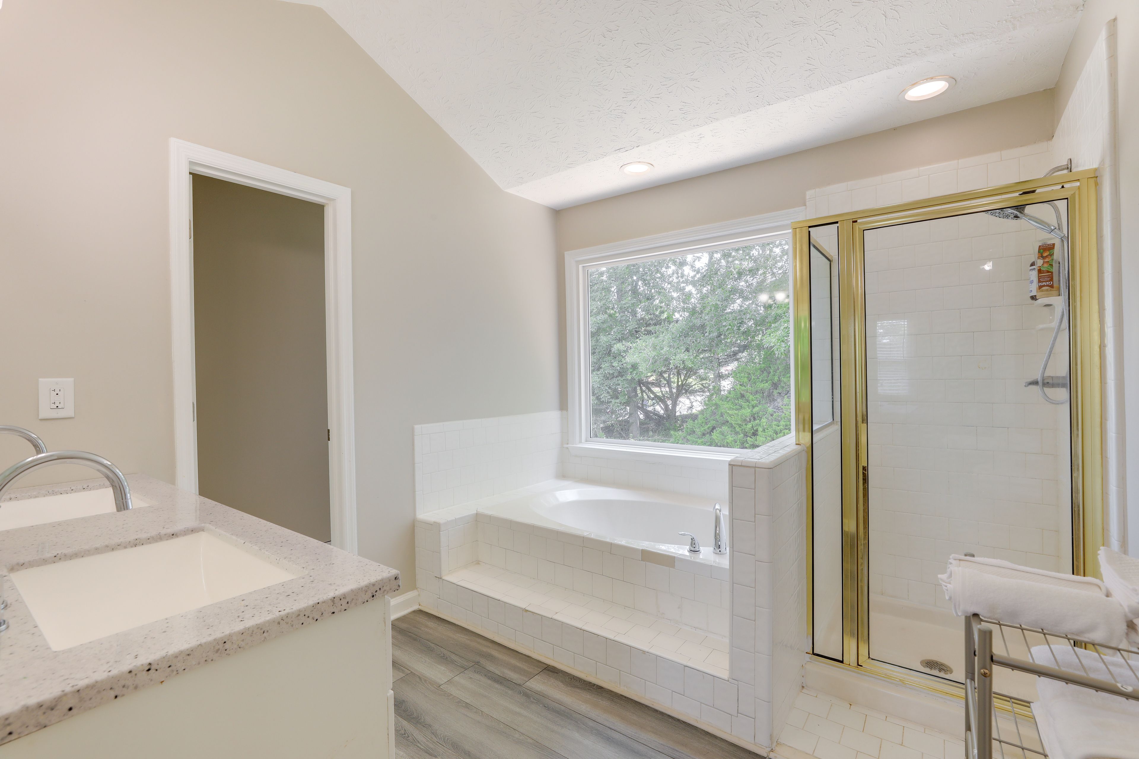 Full Bathroom | Complimentary Toiletries | Towels Provided