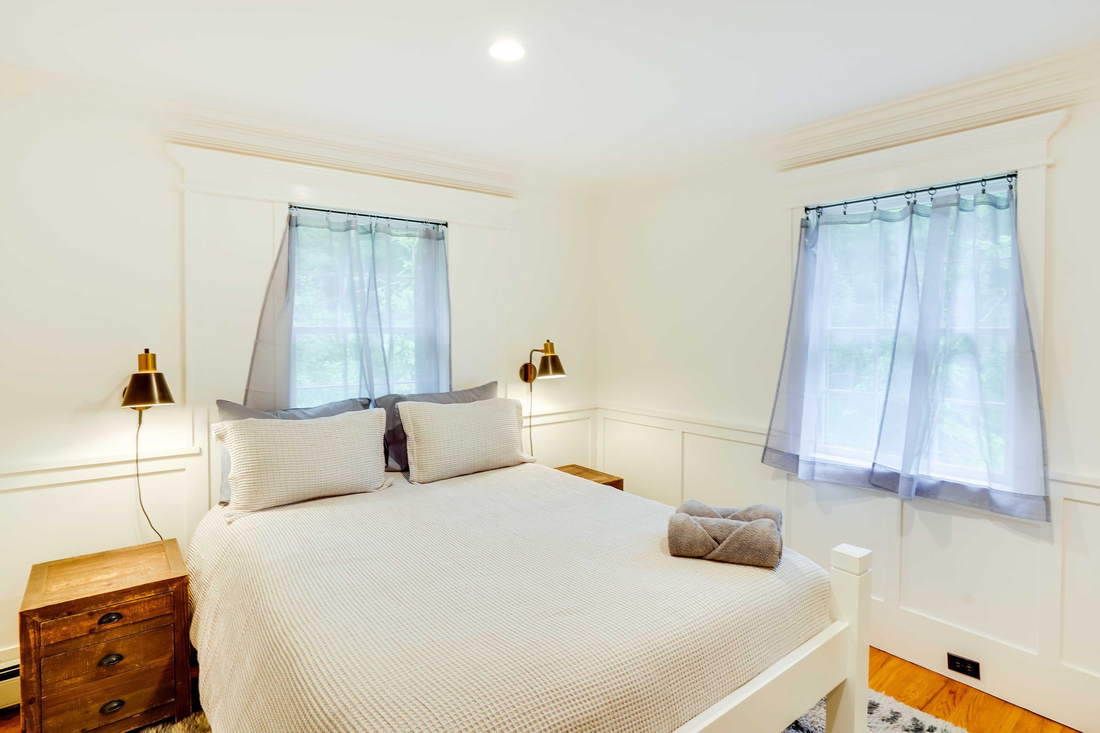 Bedroom 1 | 1st Floor | Queen Bed | Linens Provided