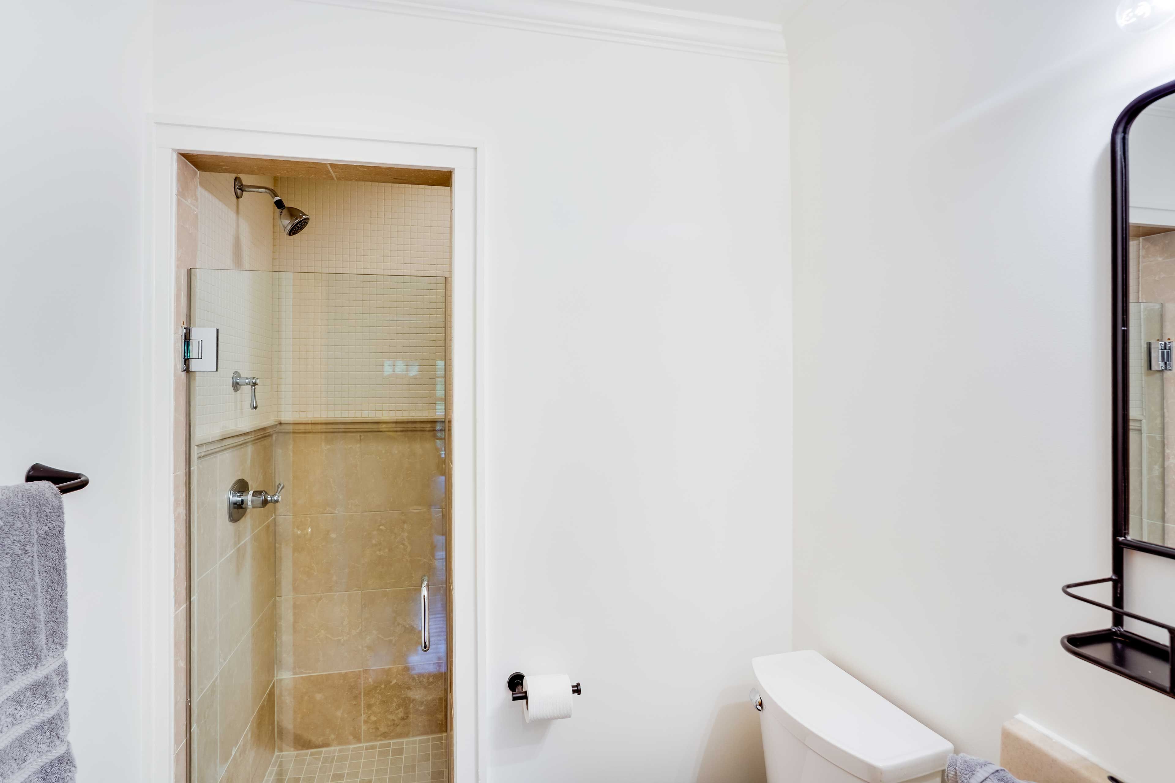 Full Bathroom | 1st Floor | Towels Provided | Toiletries
