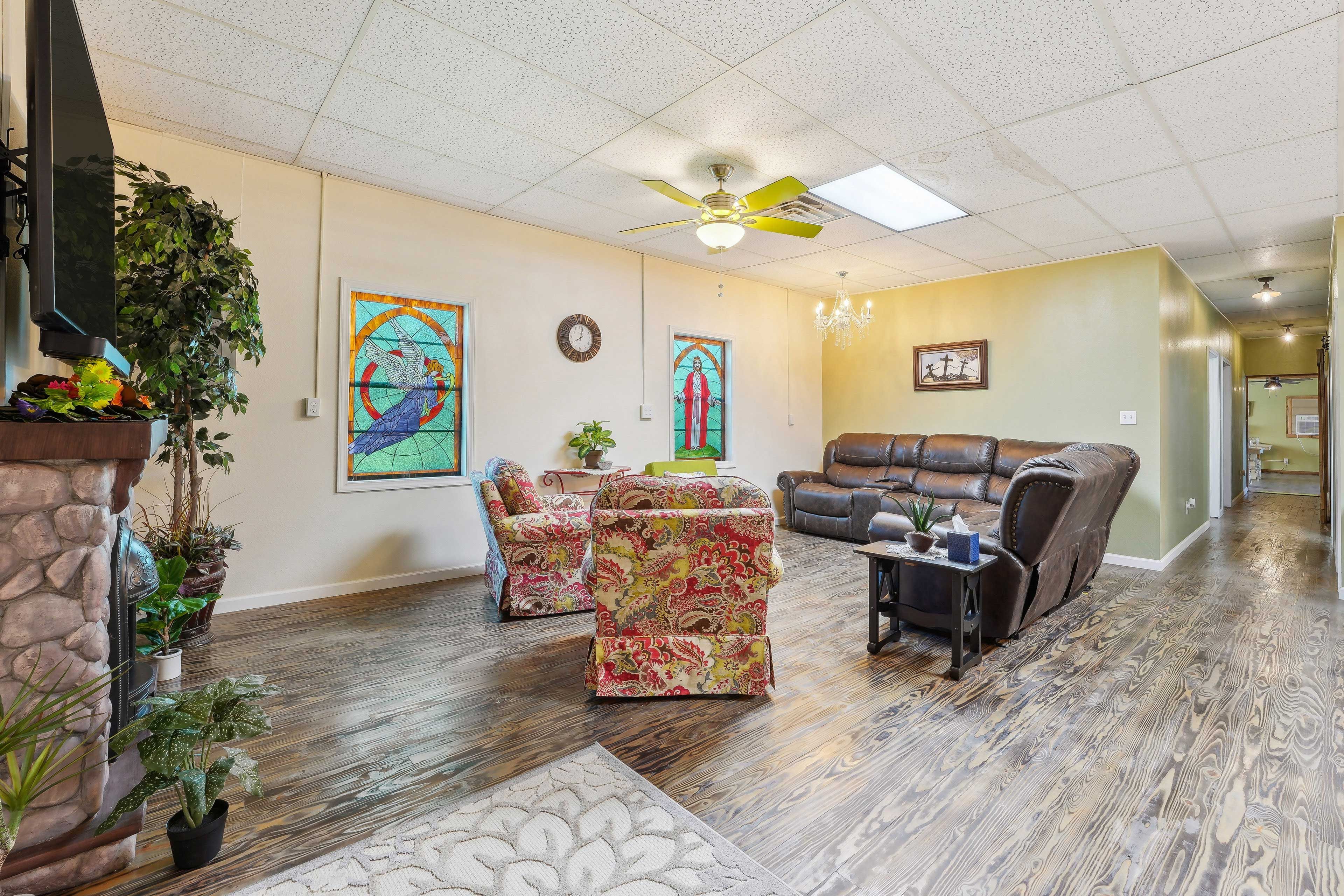 Living Room | Smart TV | Fireplace | Window A/C Units | Ceiling Fans | Free WiFi