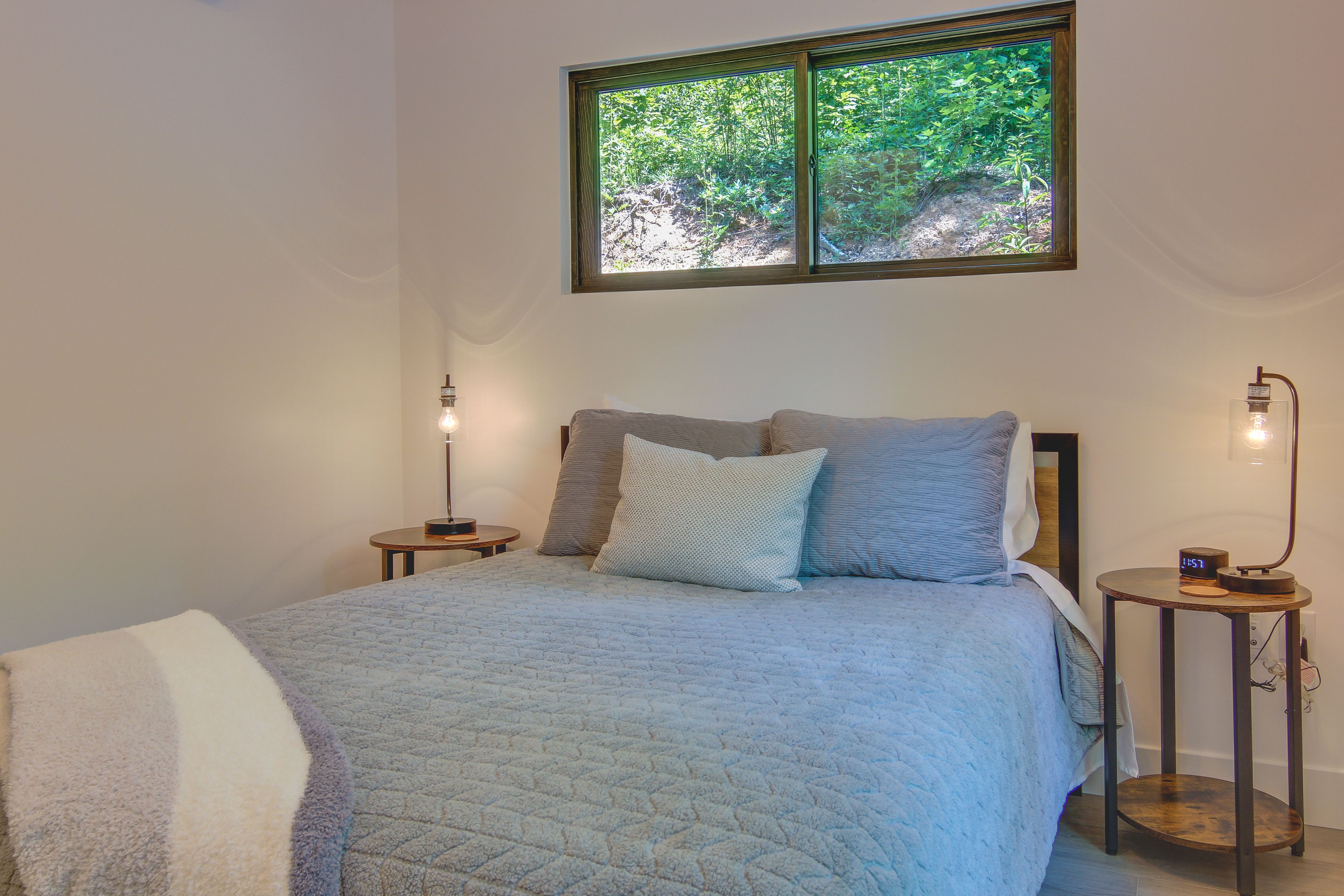 Bedroom 2 | Queen Bed