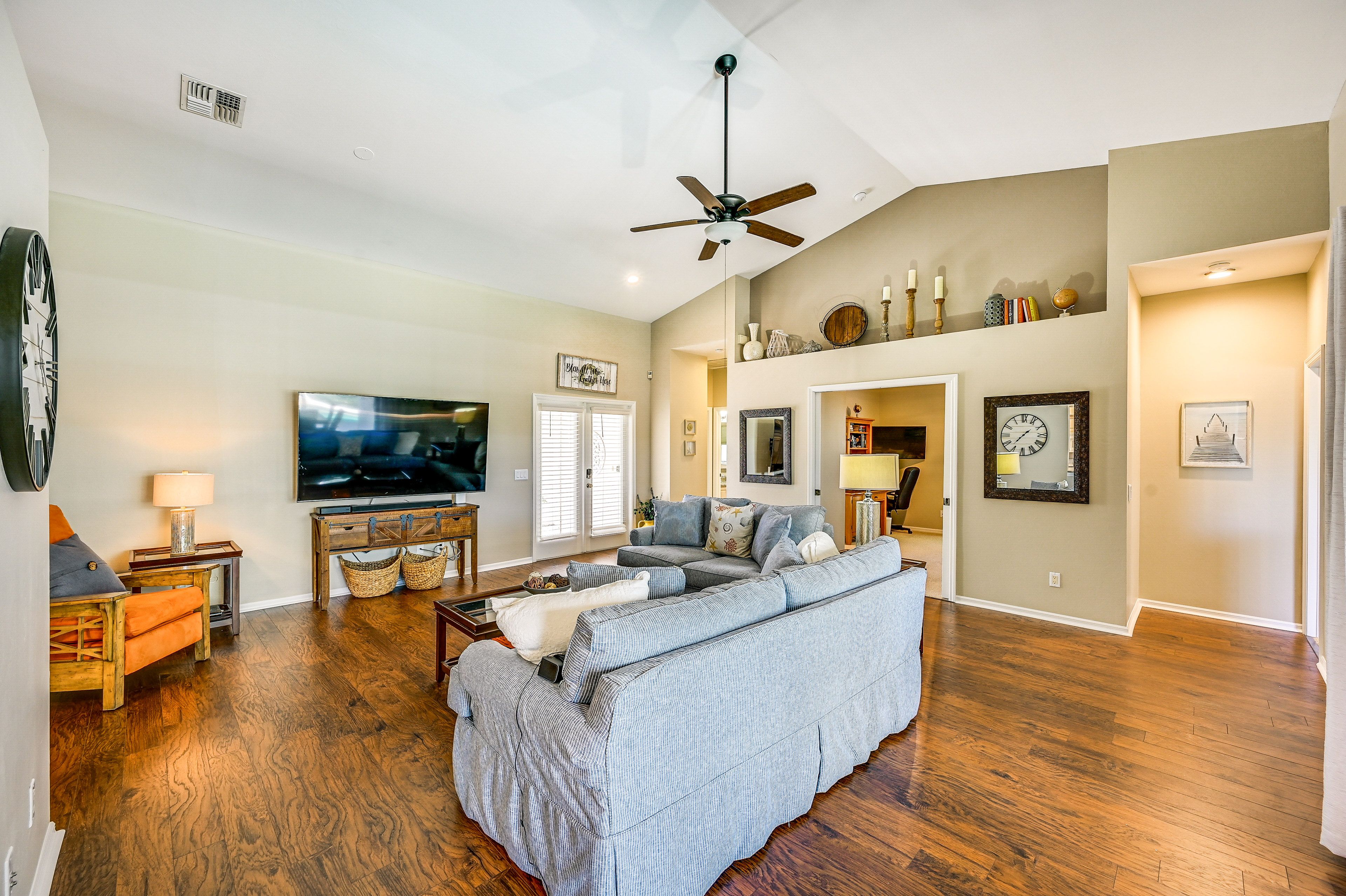 Living Room | Free WiFi | Smart TV | Central A/C