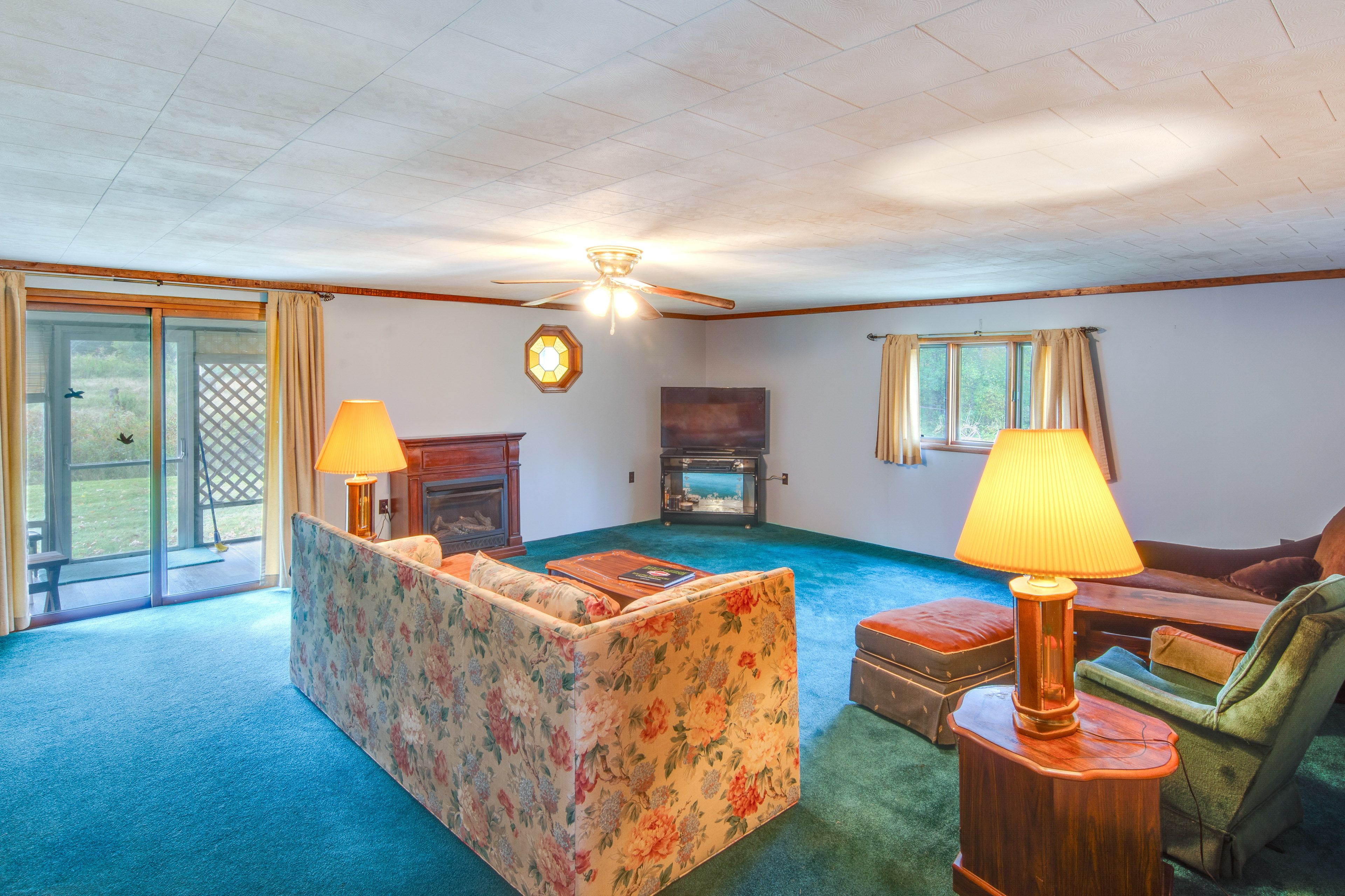 Living Room | Smart TV | DVD Player | Fireplace