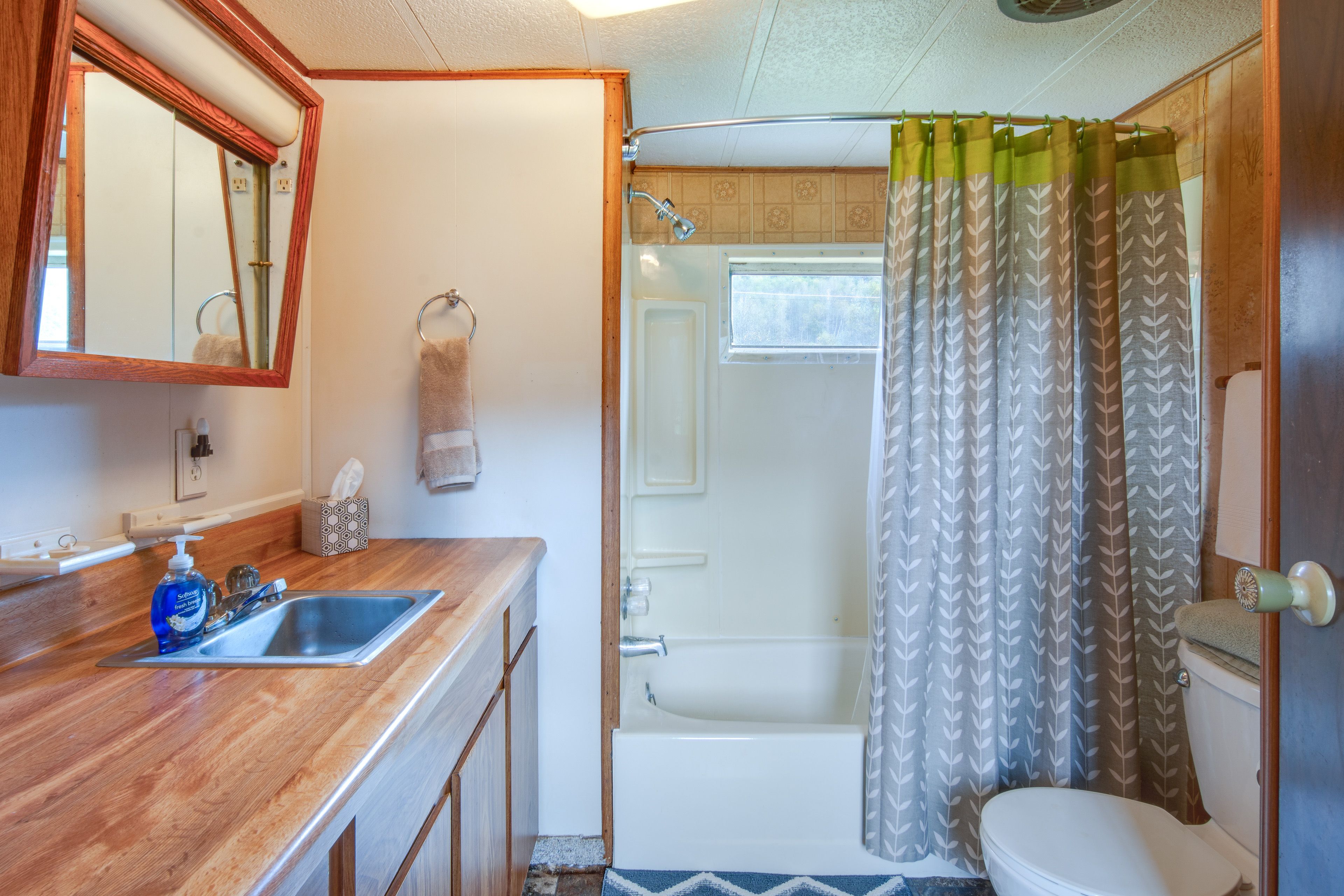 Full Bathroom | Towels Provided | Complimentary Toiletries