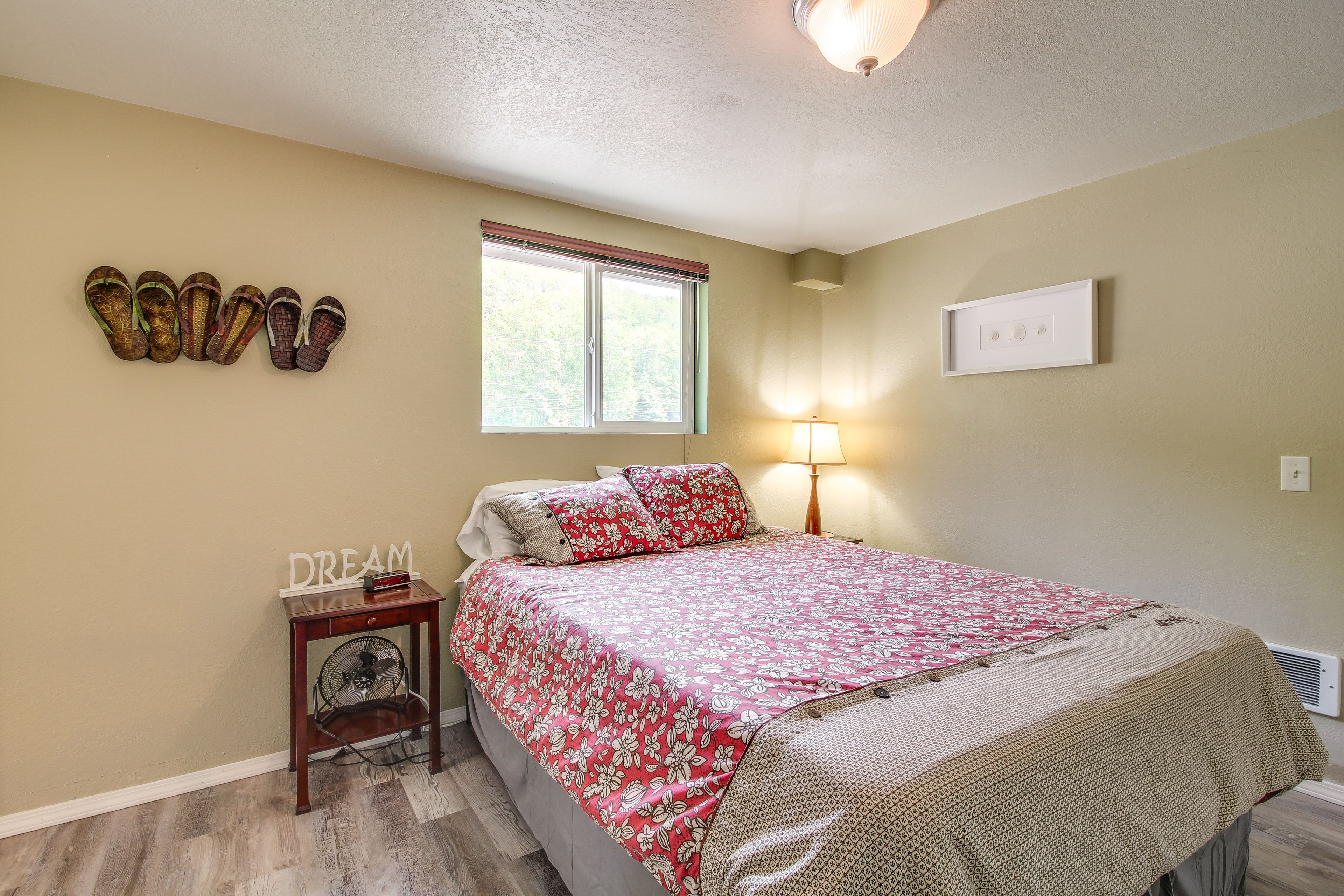 Bedroom 1 | Queen Bed | En-Suite Bathroom
