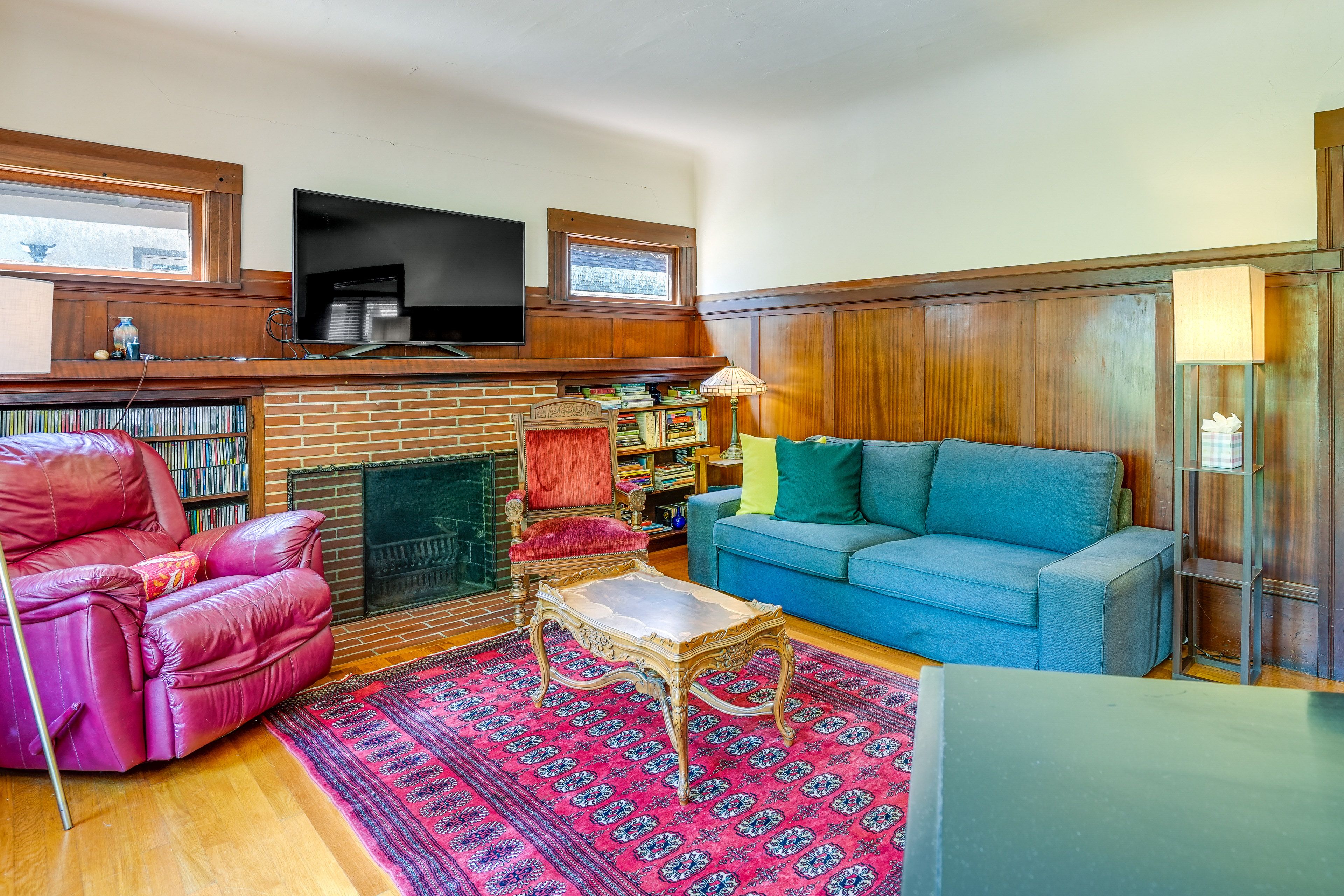 Living Room | 1st Floor | Smart TV | 2 Pianos