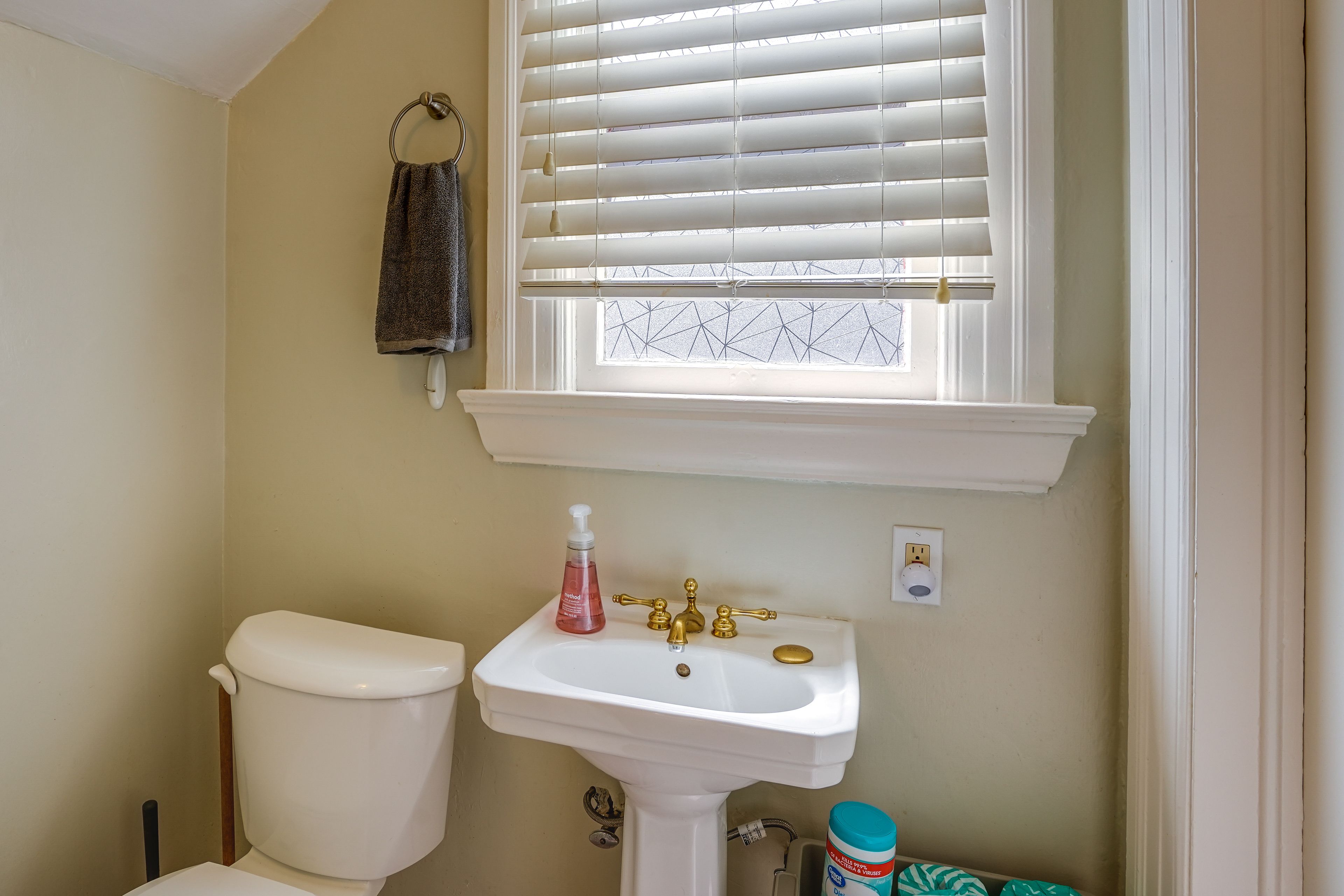 Half Bathroom | 1st Floor | Complimentary Toiletries