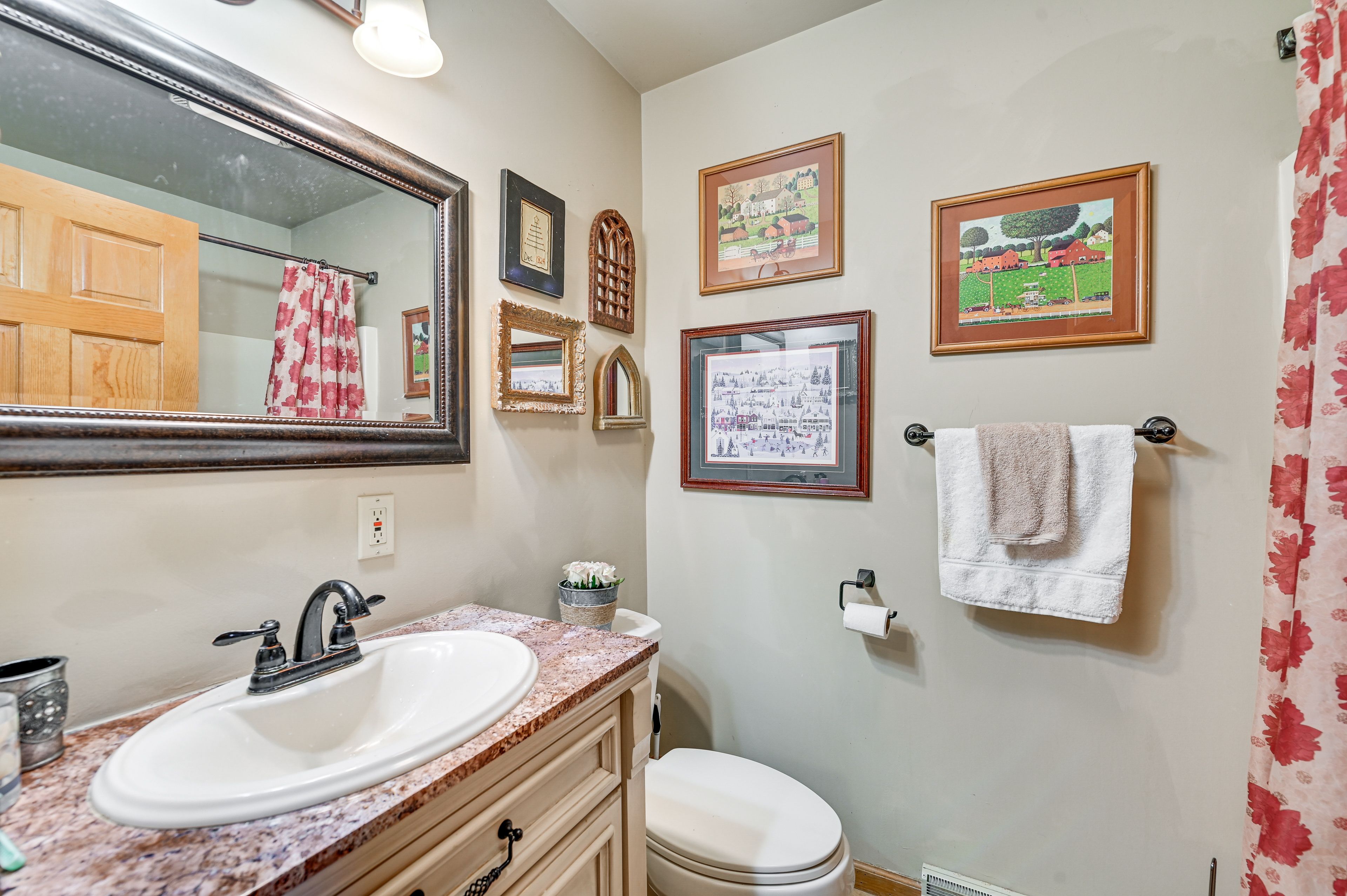 Bathroom | Bathtub/Shower | Main Level