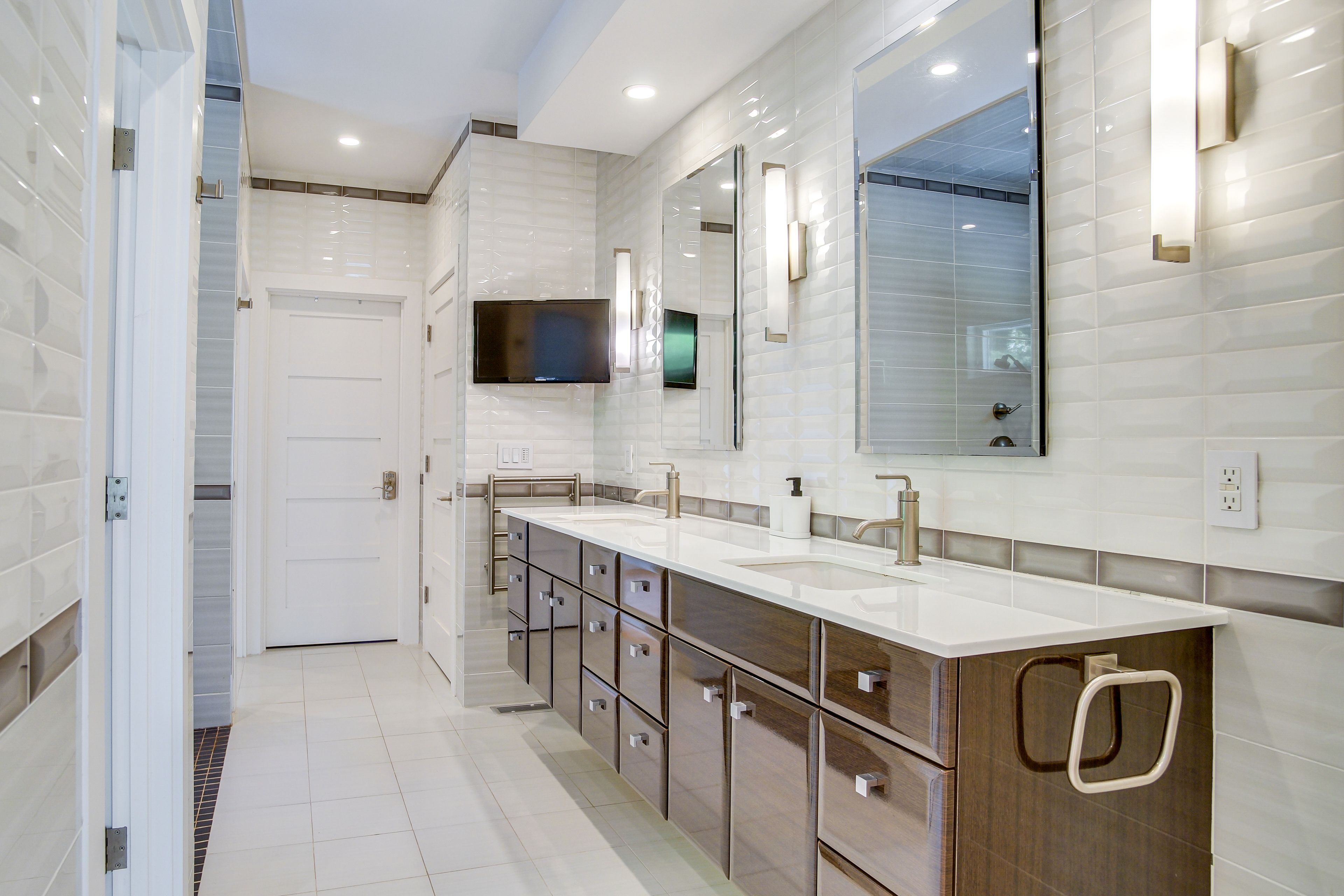 Full Bathroom | Towels Provided | Complimentary Toiletries