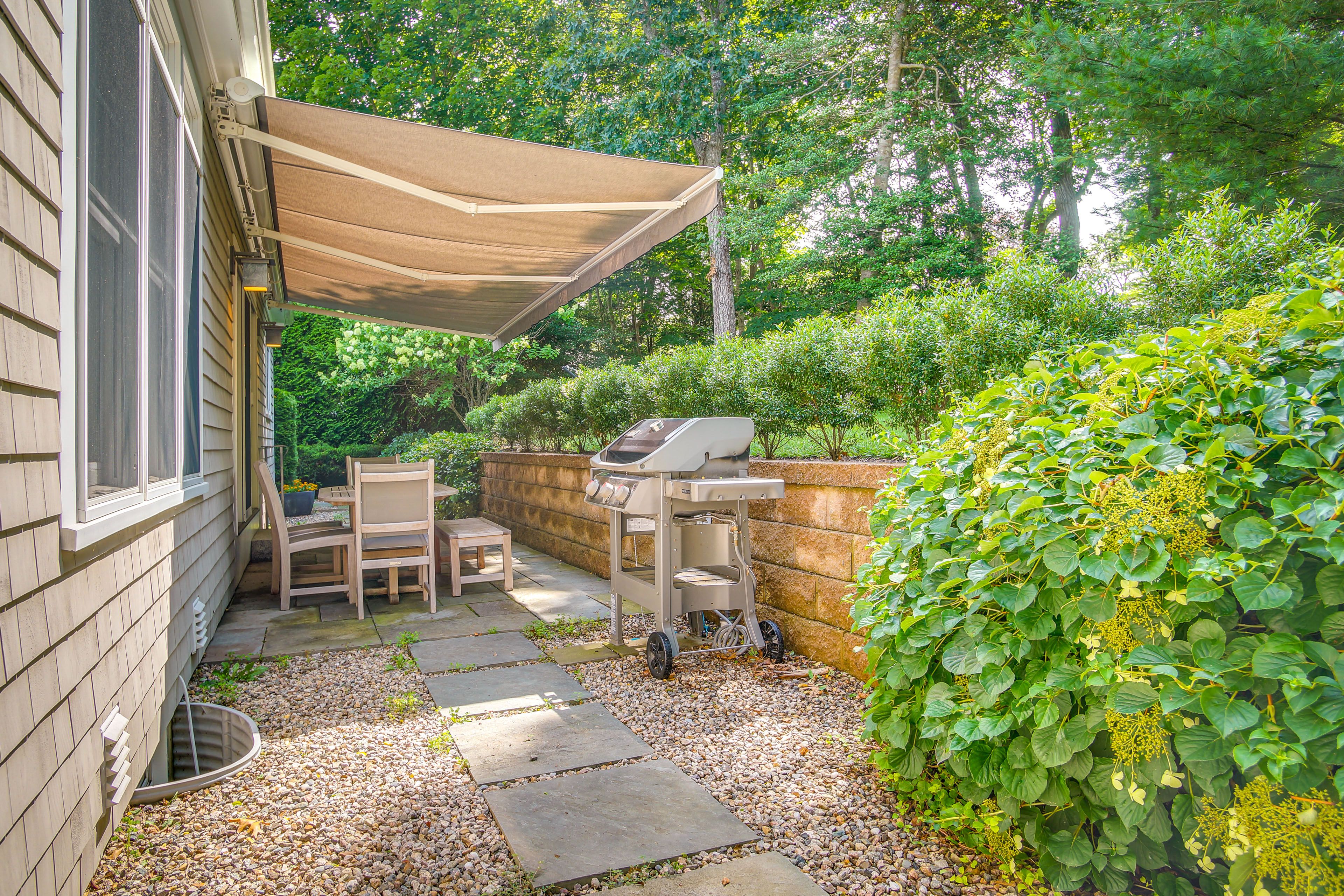Patio w/ Awning