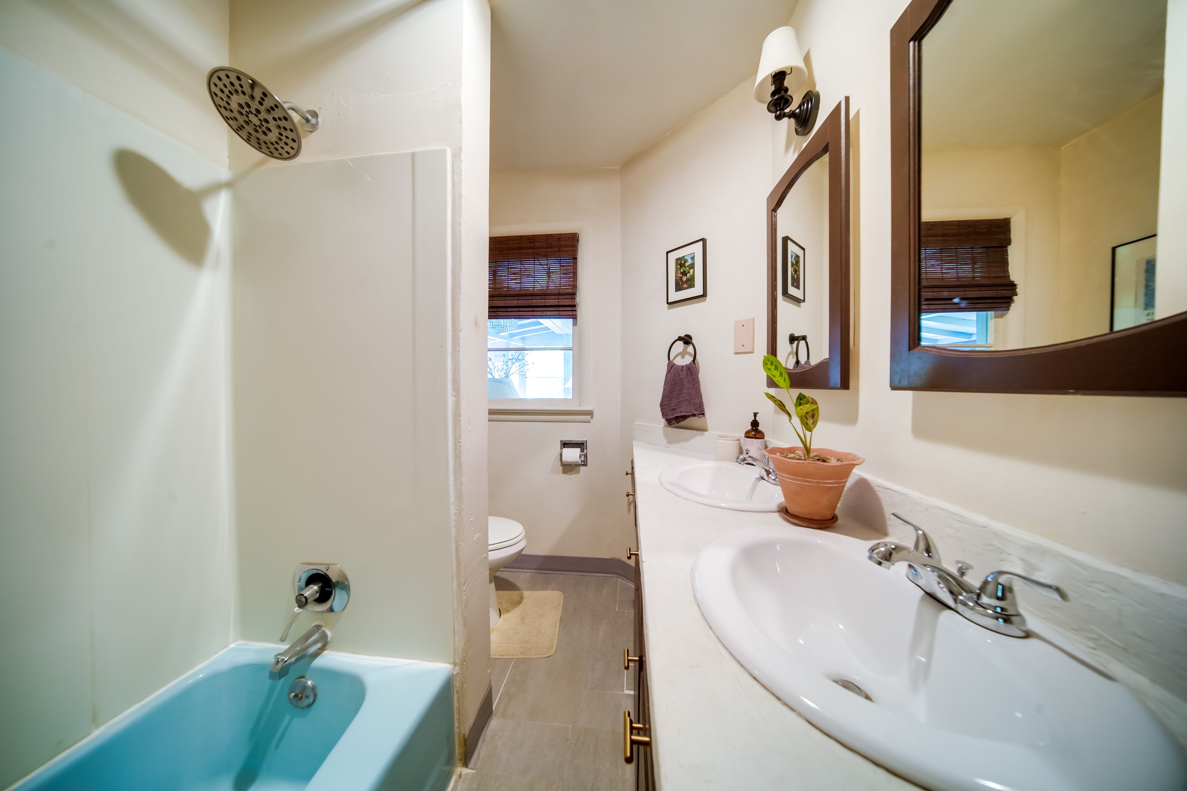 Full Bathroom | Towels Provided | Hair Dryer