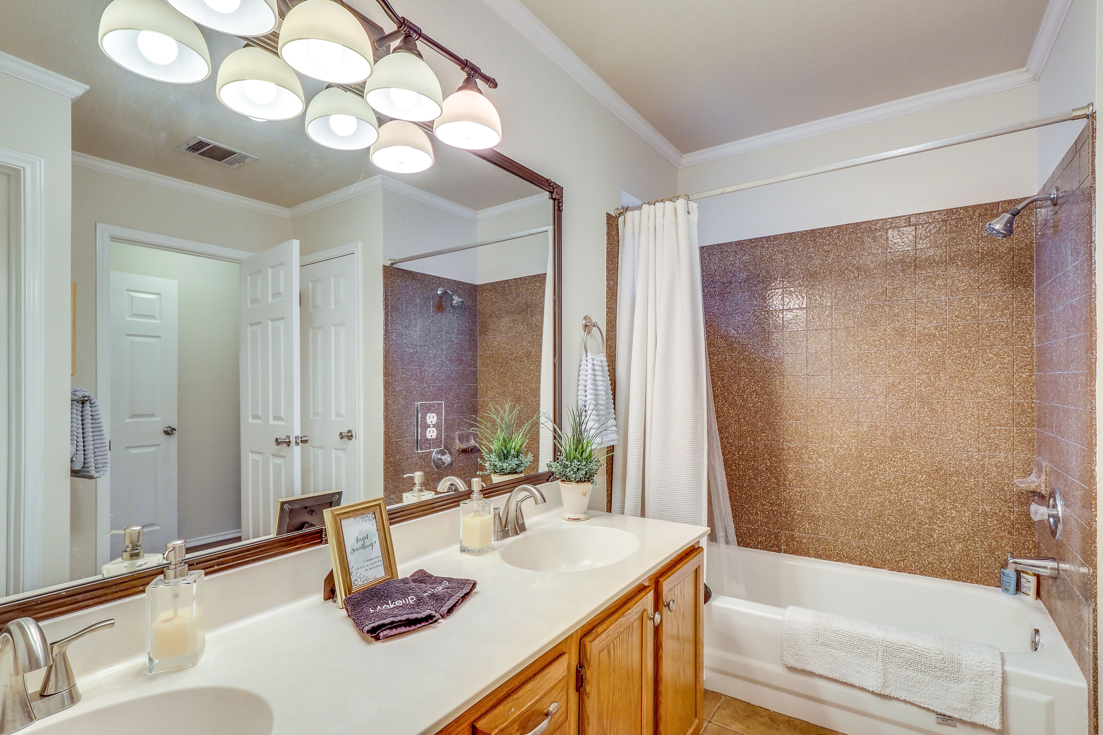 Full Bathroom | Towels Provided | Complimentary Toiletries