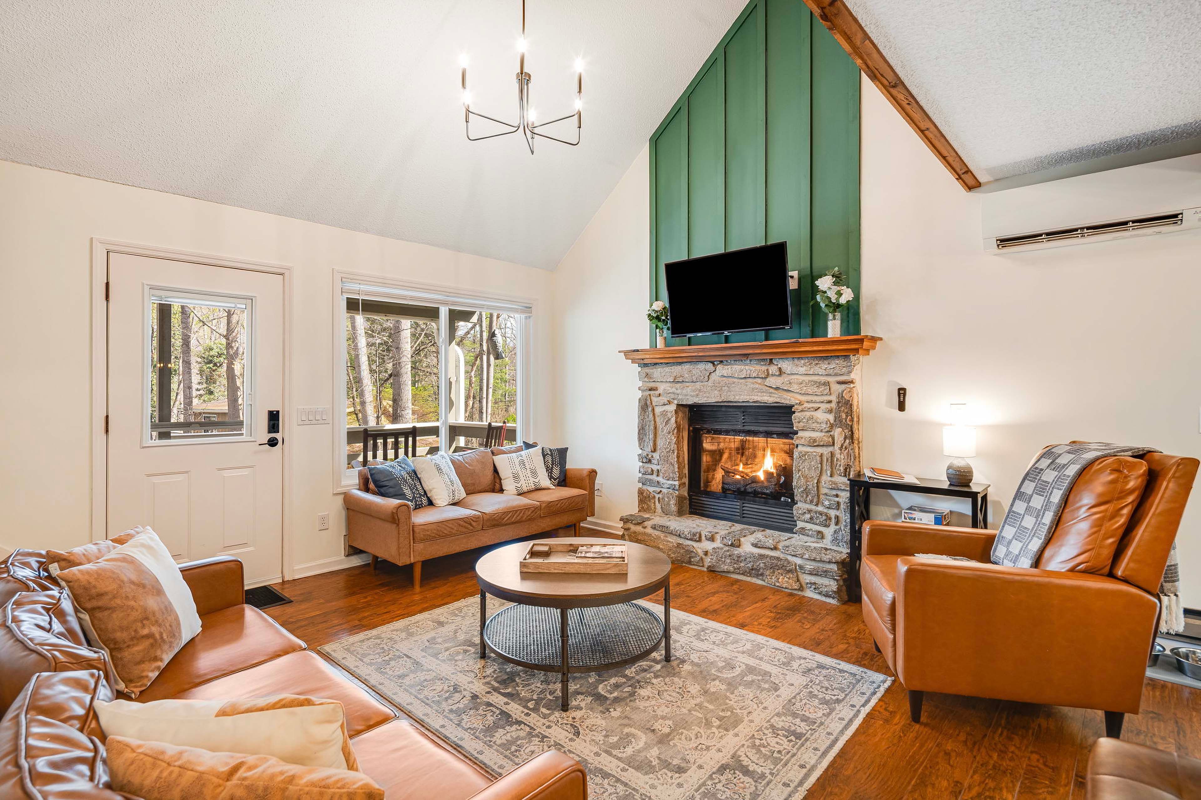 Living Room | Flat-Screen Cable TV | Fireplace