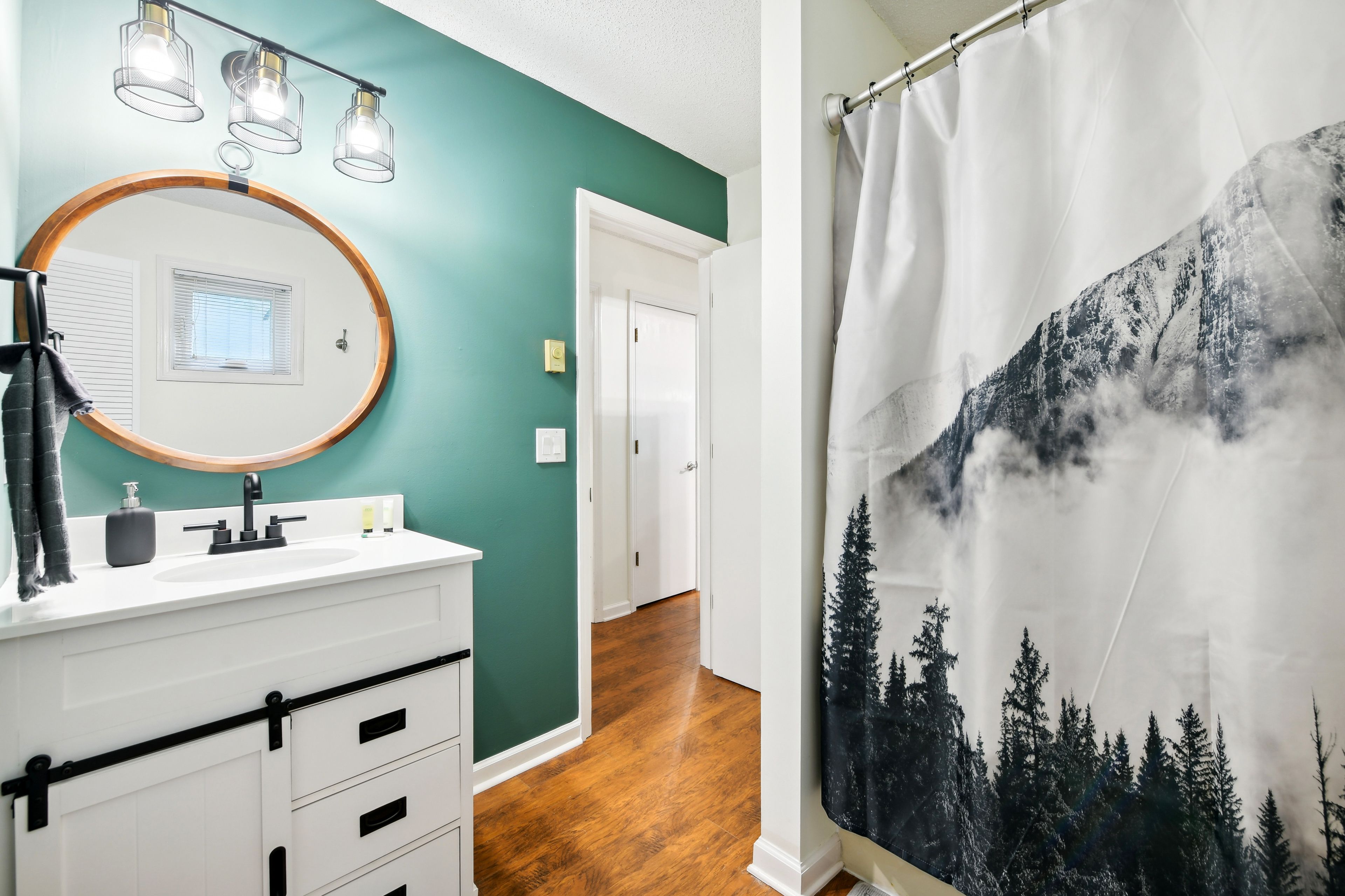 Full Bathroom | Towels Provided | Complimentary Toiletries