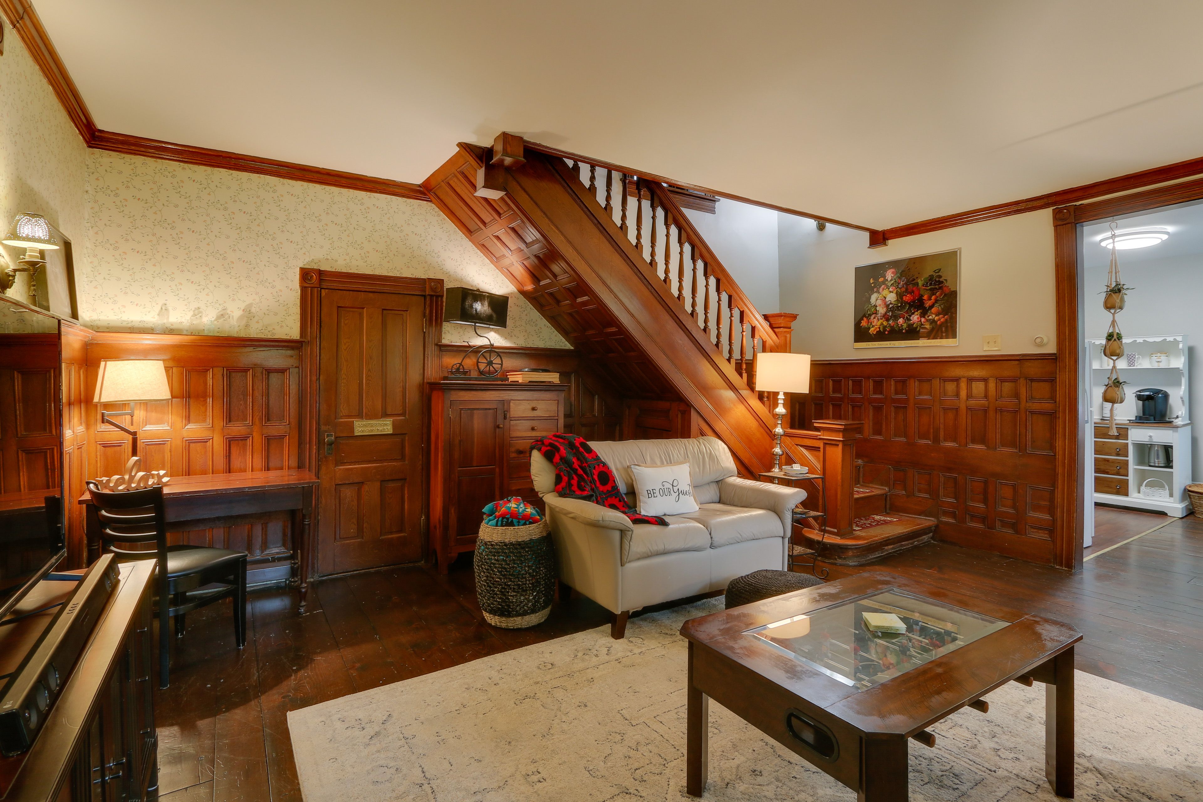 Living Room | Free WiFi | Smart TV | Laptop-Friendly Workspace