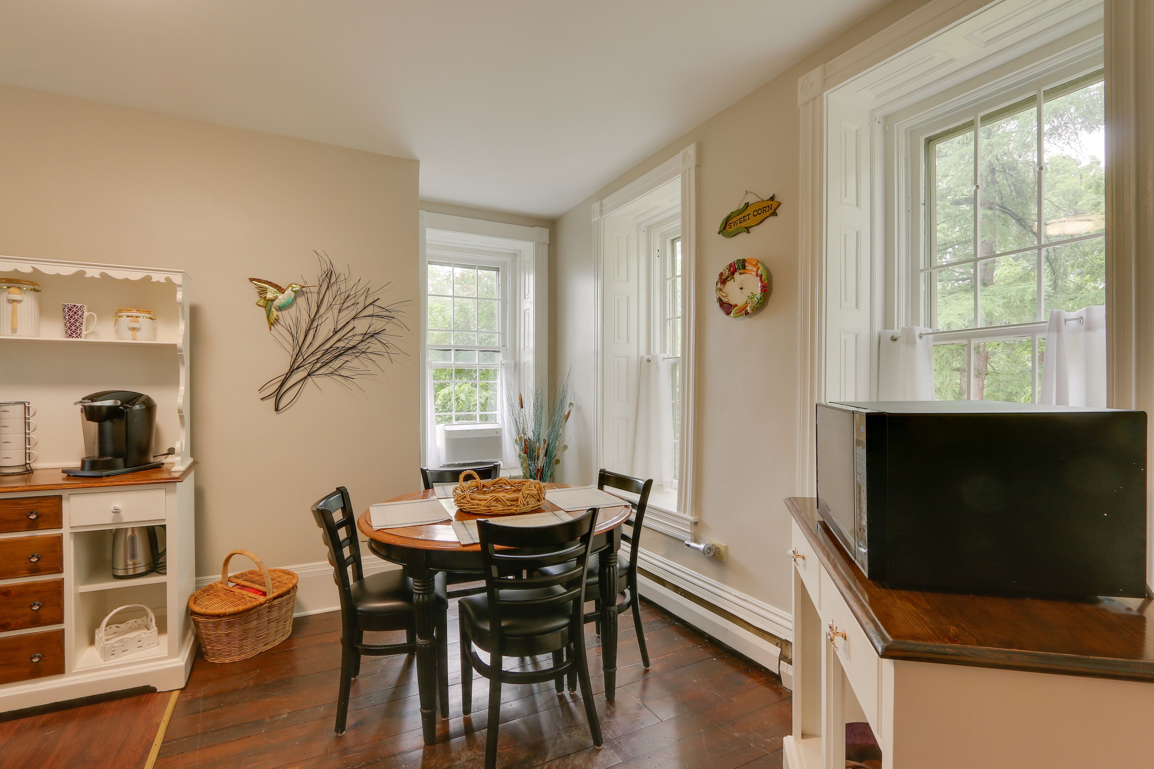 Dining Area | Dishware/Flatware Provided