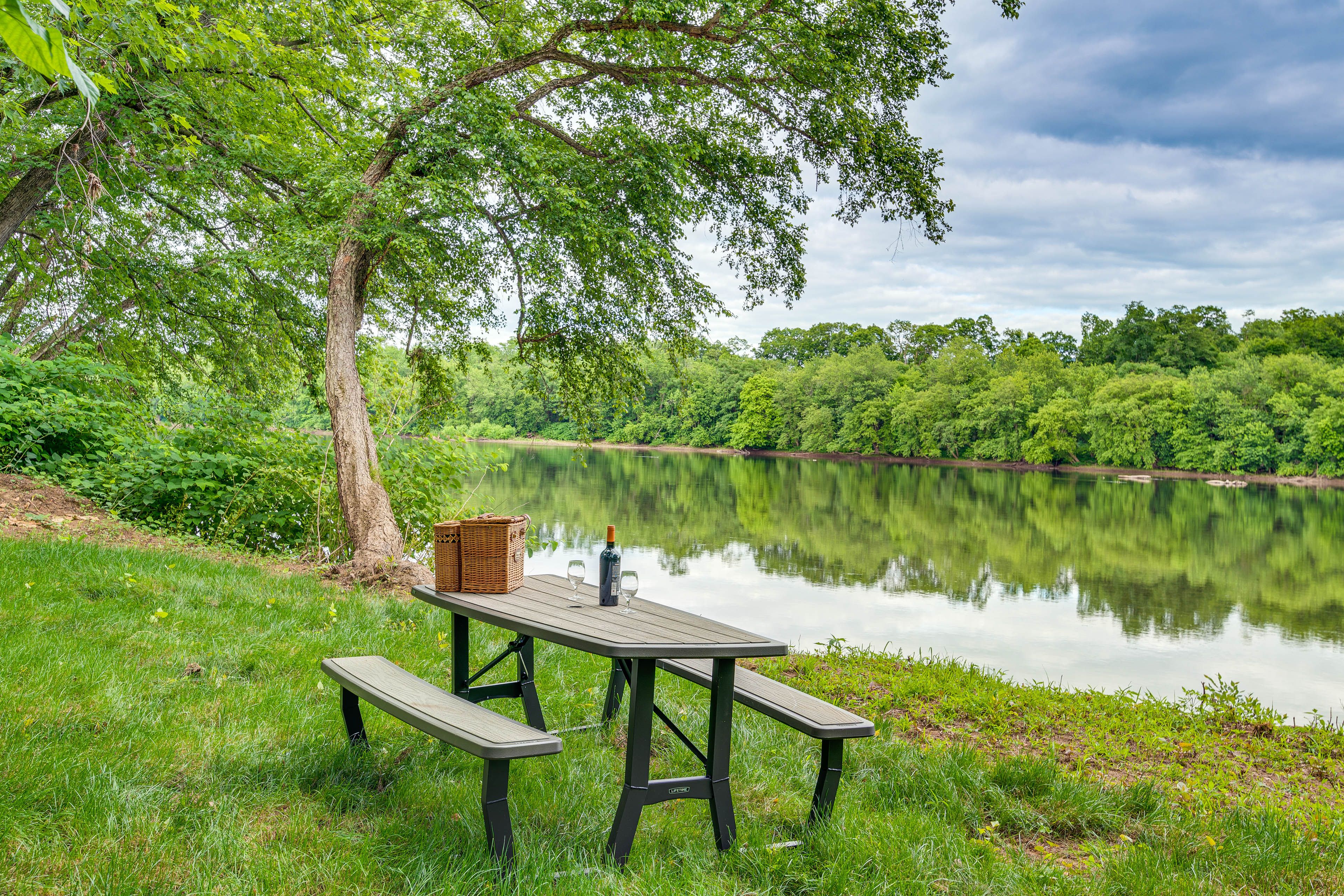 On-Site River Access | Dining & Seating