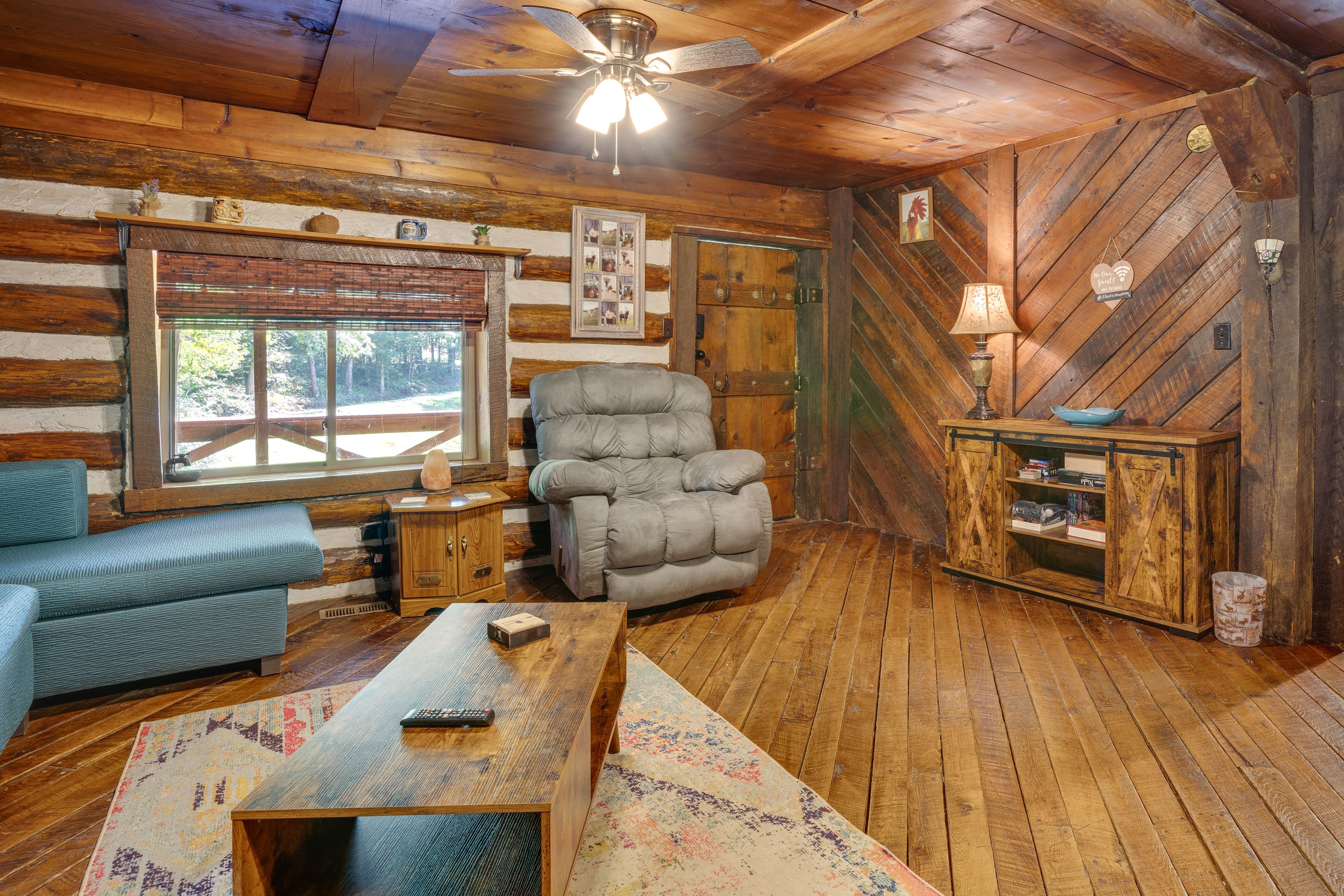 Living Room | Smart TV | Free WiFi | Central A/C & Heat