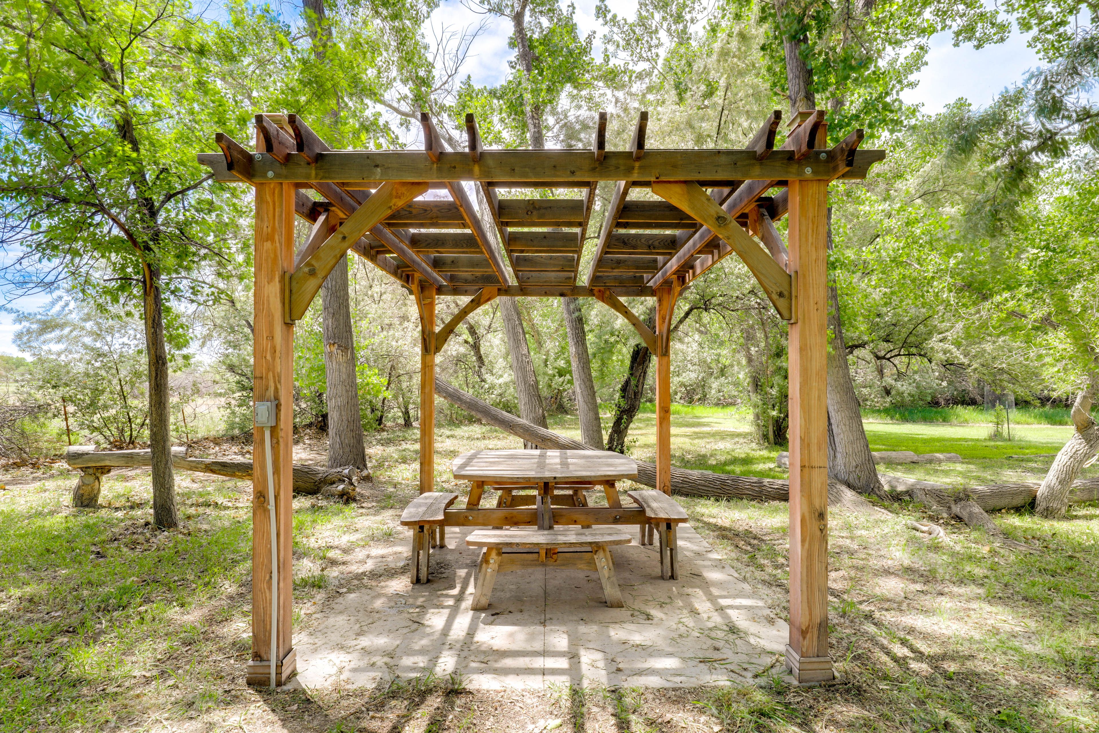 Pergola w/ Picnic Area