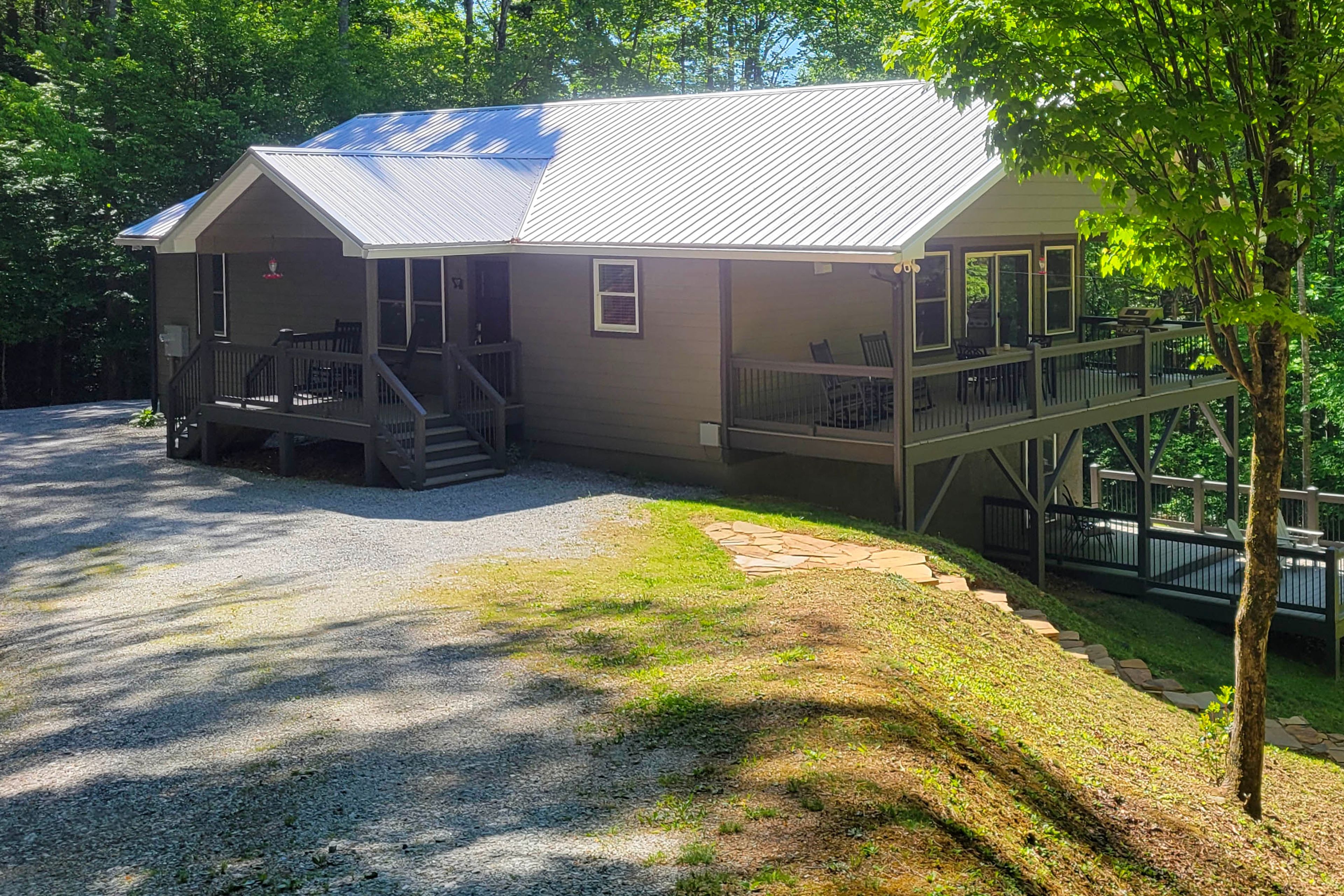 Property Exterior | Gravel Driveway (2 Vehicles)
