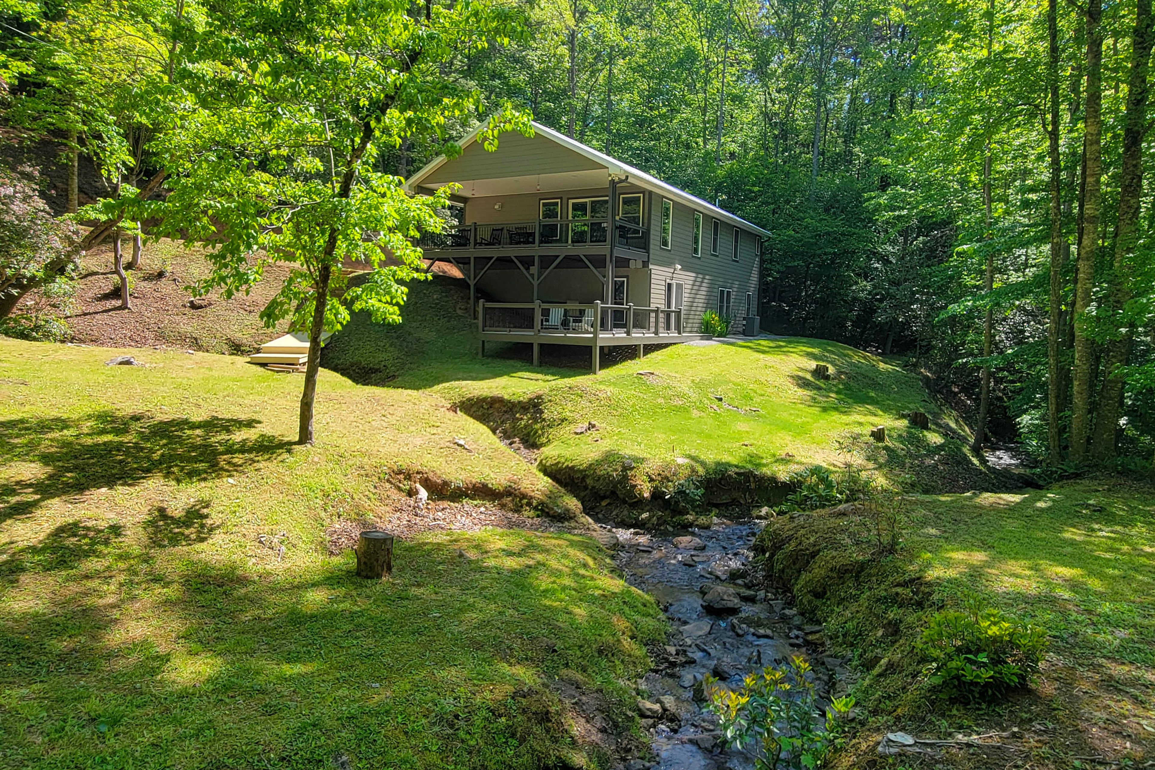 Franklin Vacation Rental | 2BR | 2BA | 1,344 Sq Ft | Stairs Required