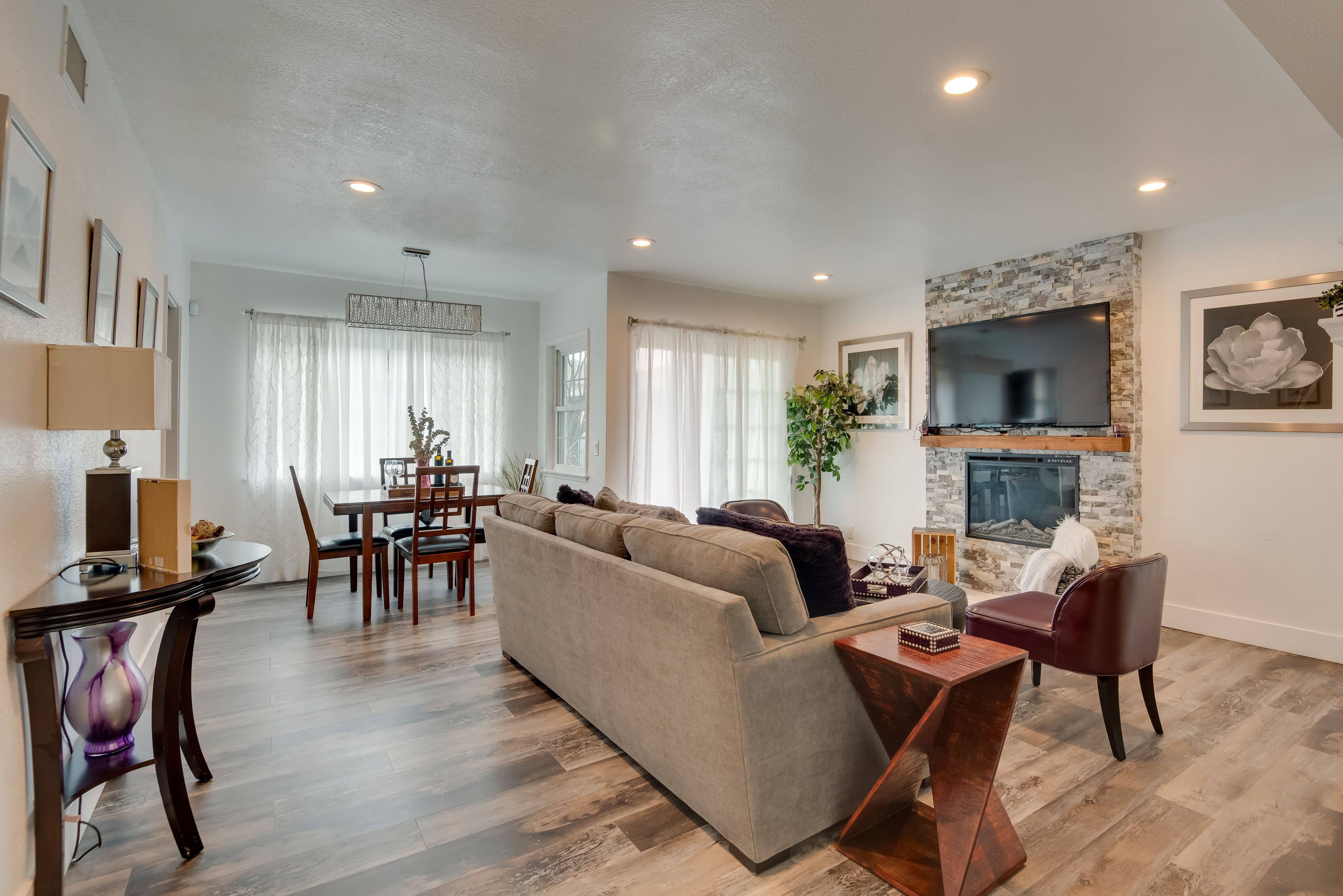 Living Room | Smart TV | Free WiFi