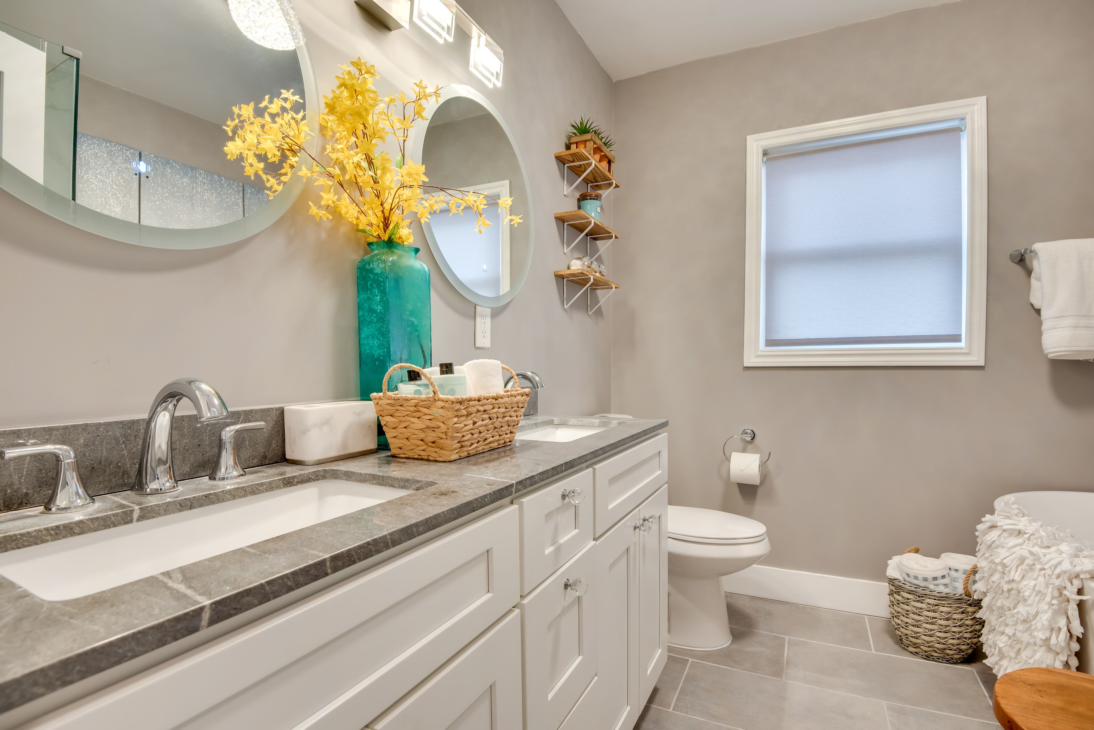 Full Bath | Soaker Tub | Complimentary Toiletries