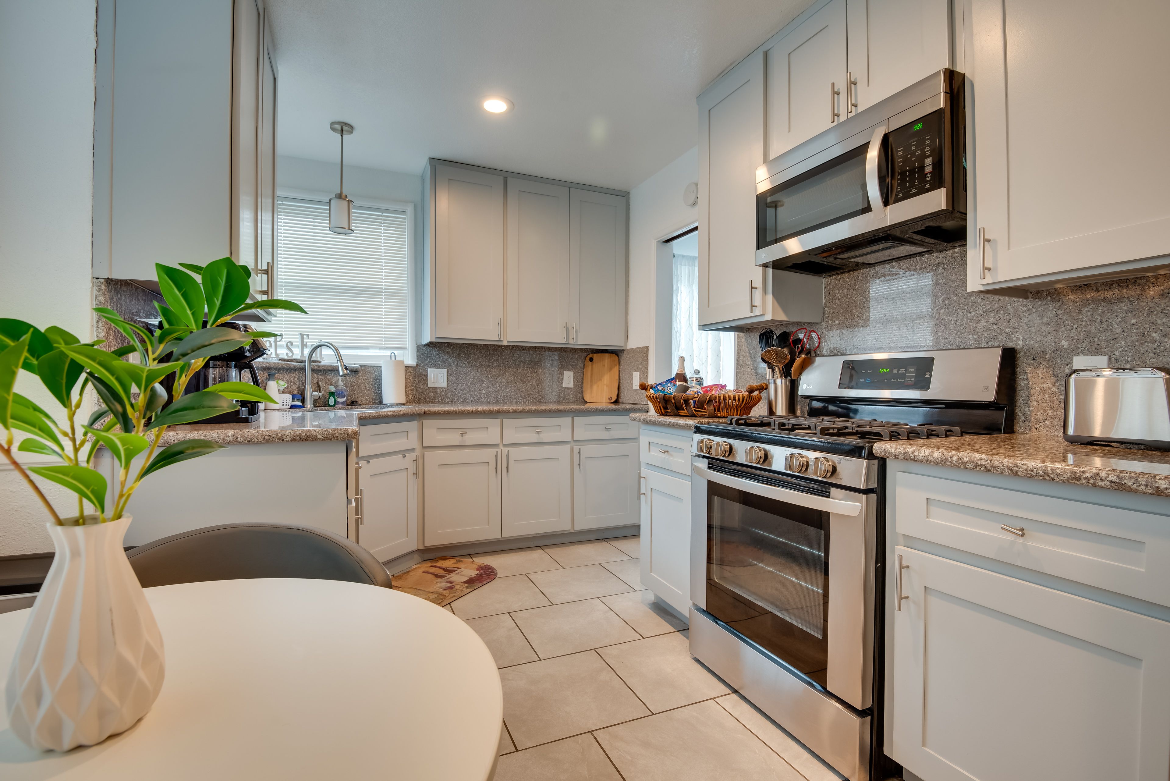 Full Kitchen | Breakfast Nook | Coffee Maker | Cooking Basics