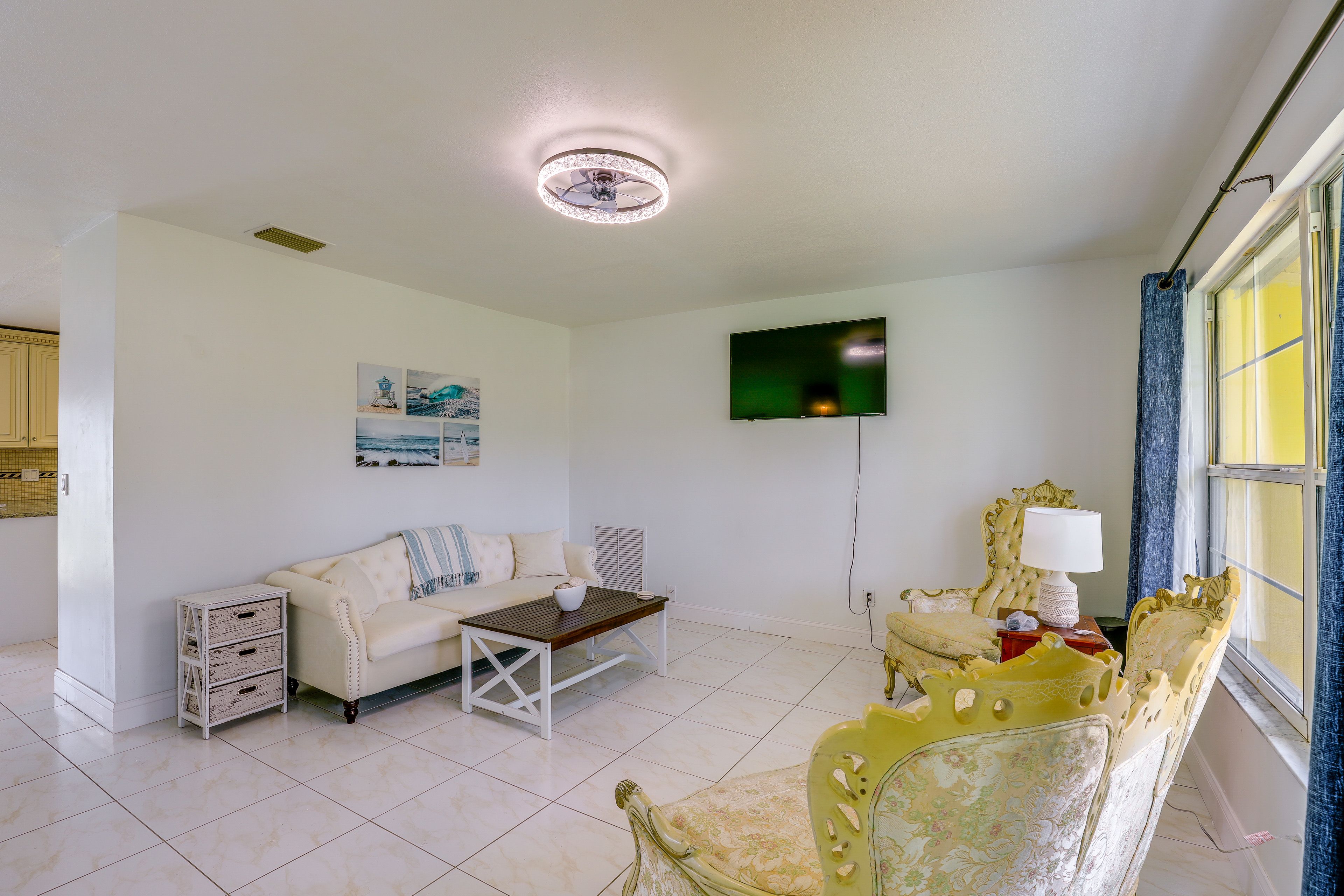 Living Room | Free WiFi | Smart TV | Central A/C
