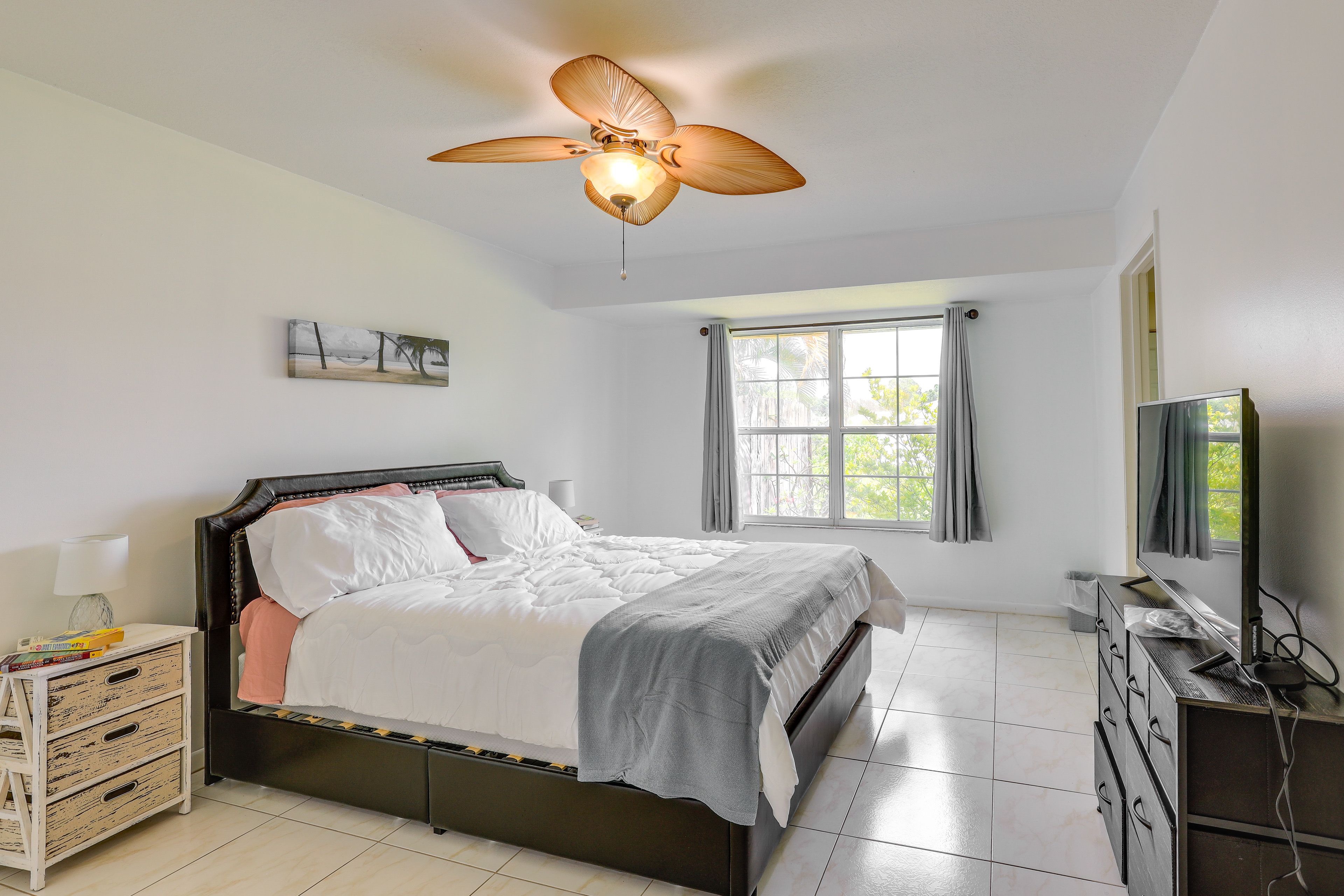 Bedroom 1 | Queen Bed | En-Suite Bathroom