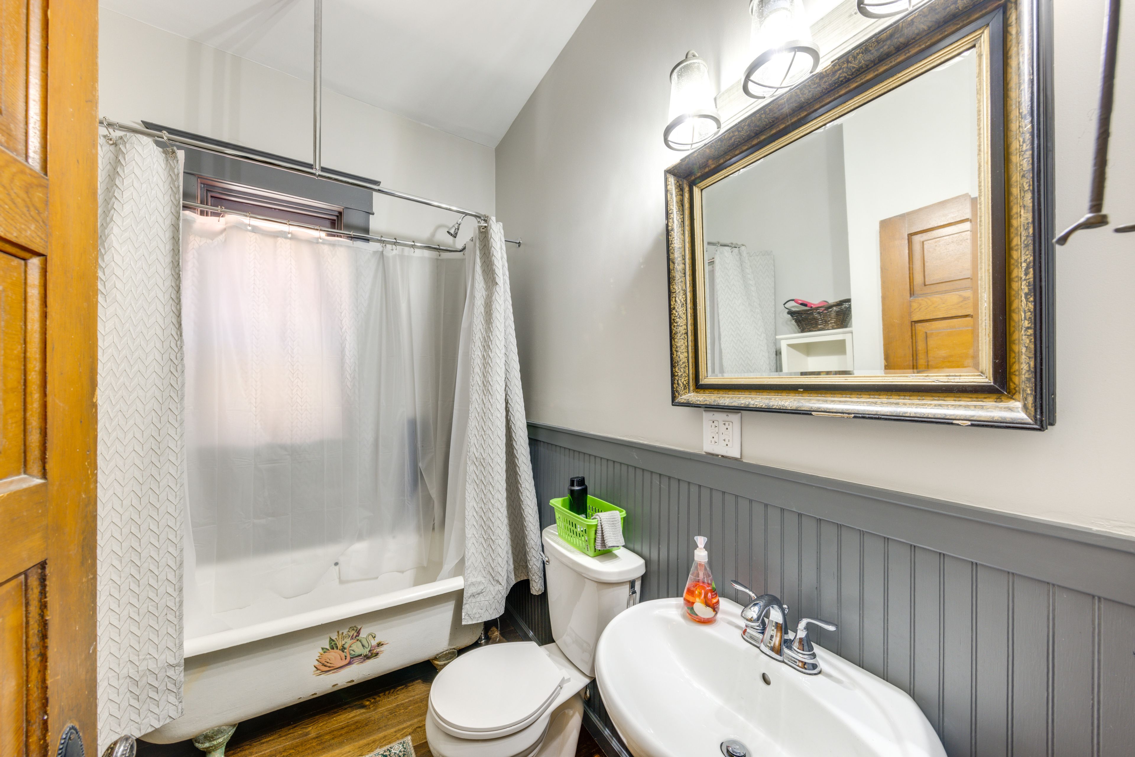 Full Bathroom